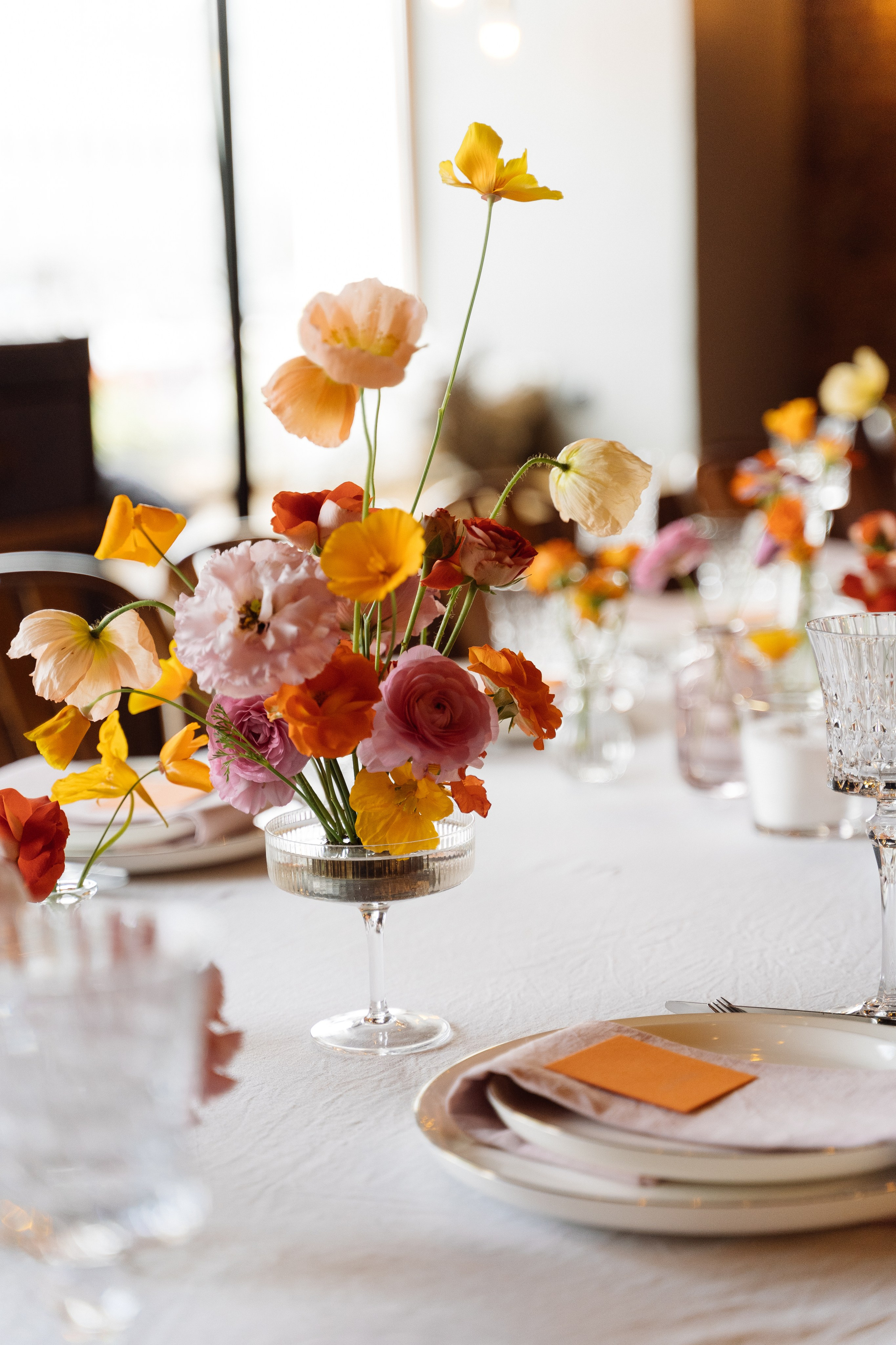 Камерная свадьба на фонтанке в сезонах. Свадебный фотограф организатор в Санкт-Петербурге Ассоль Опарина