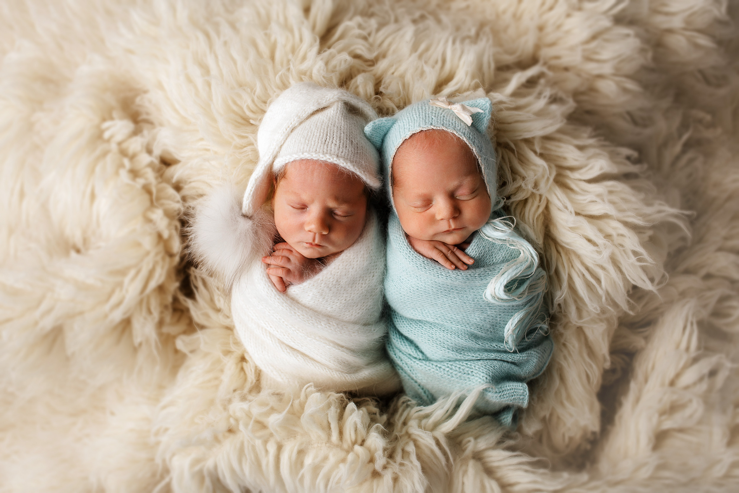 Новорожденные двойняшки позируют на своей первой фотосессии.