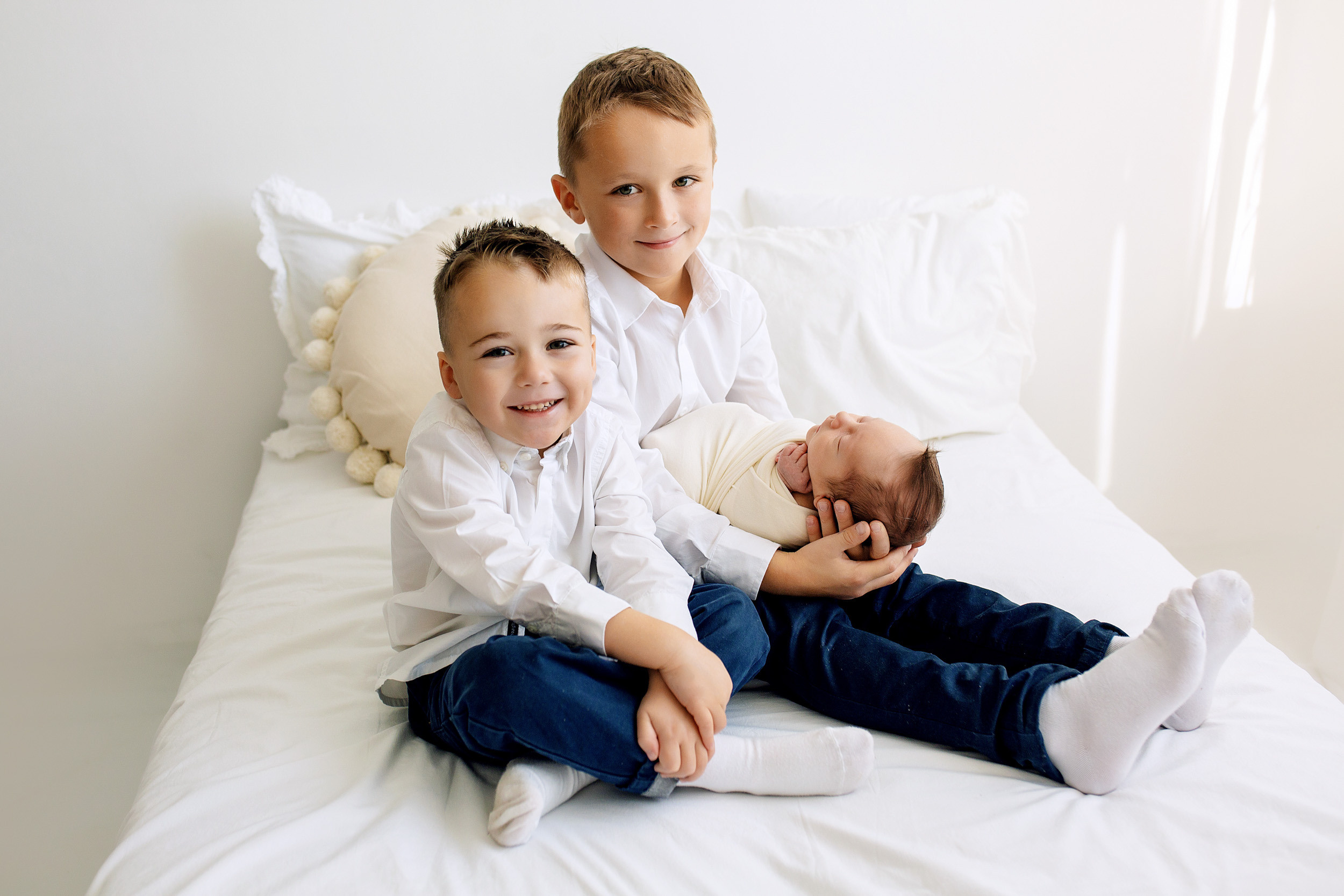 фотосессия новорожденного с братиками