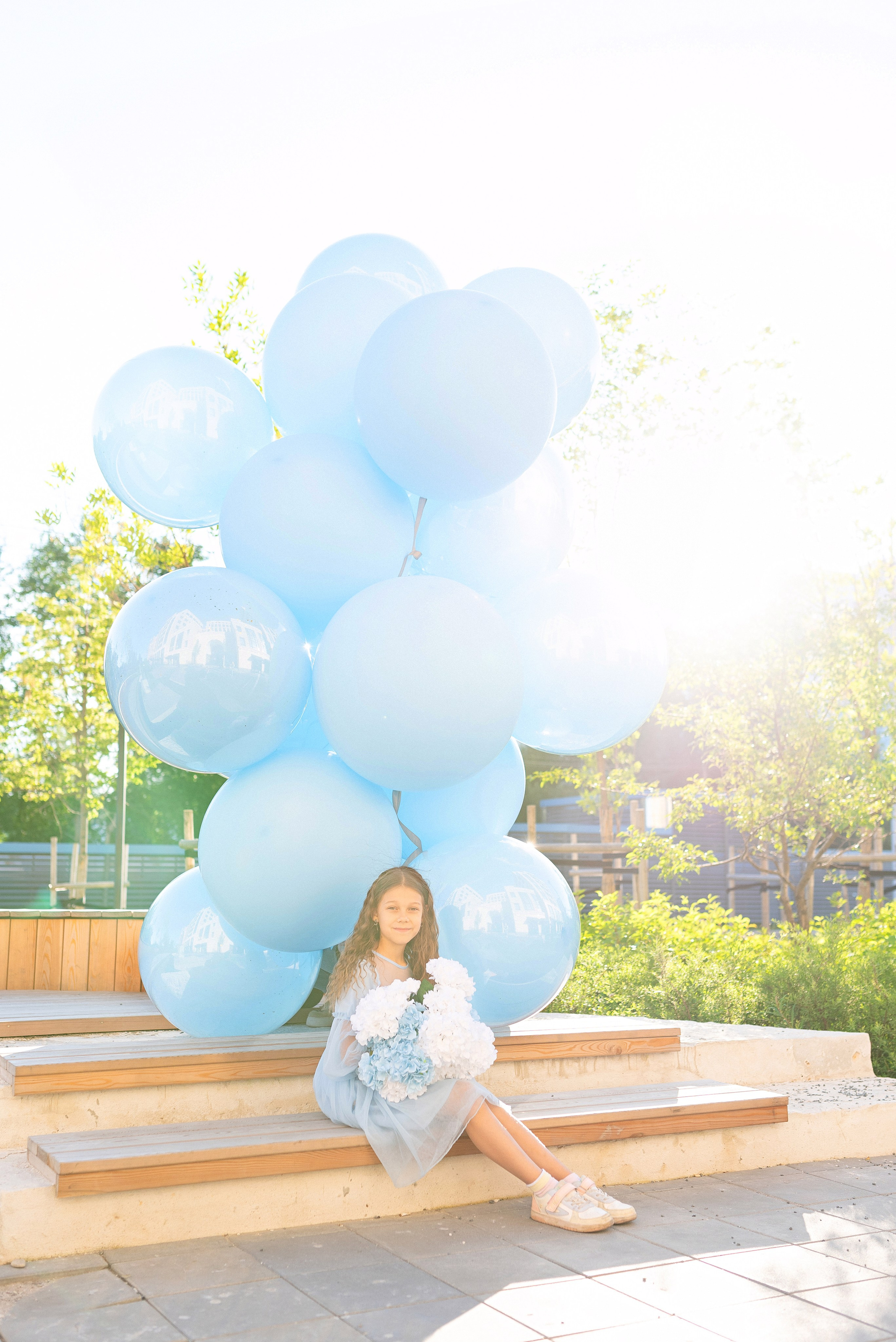 Огромные яркие воздушные шары от ШарЛэнд, парящие над живописным ландшафтом города Сургут, запечатленные профессиональным фотографом Анной Старцевой. Фото демонстрирует зрелищность мероприятия и атмосферу праздника, привлекая внимание зрителей красотой и масштабом события.