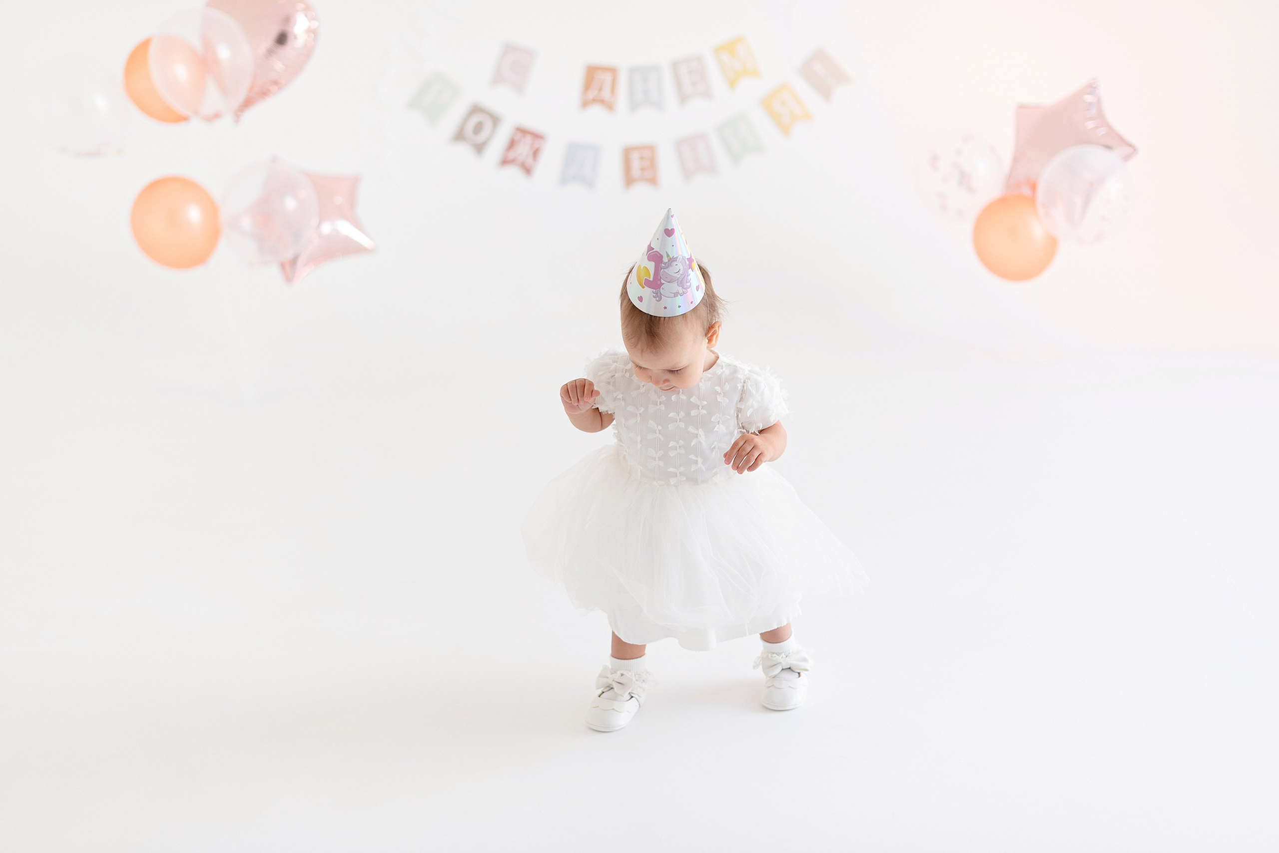 Фотосессия дня рождения малыша в студии, торт, воздушные шары, мыльные пузыри, профессиональный фотограф в Сургуте и Нефтеюганске.