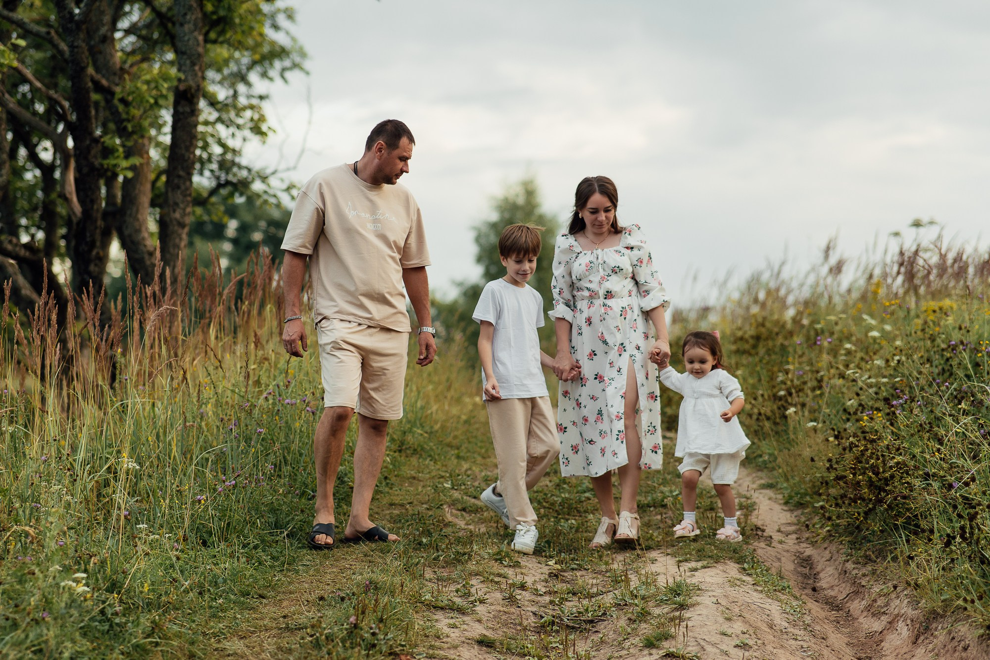 Семейная фотосессия на природе. Свадебный и репортажный фотограф в Ярославле Евгений Сальников