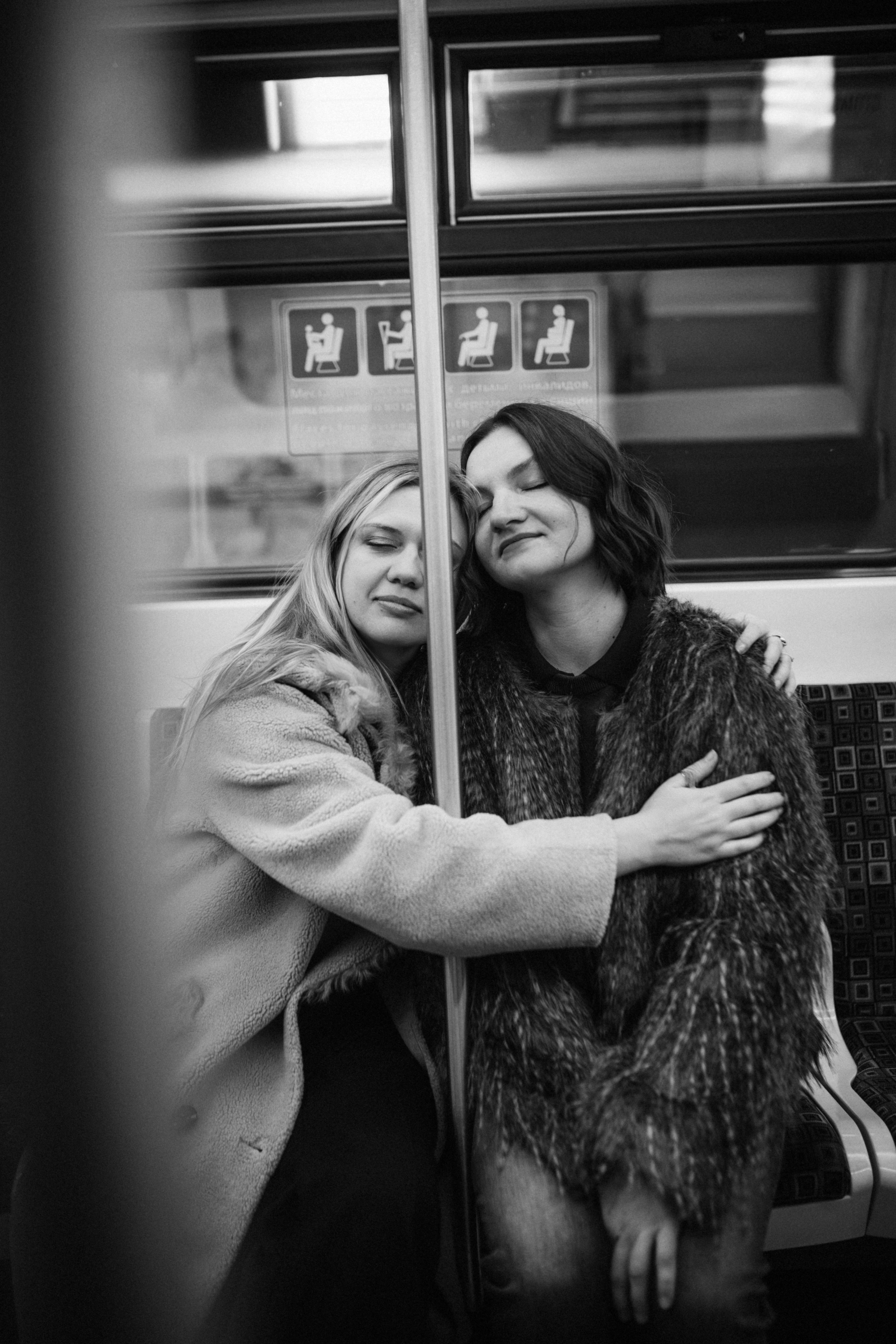 Катя и Кристина в метро. Klerout Photographer