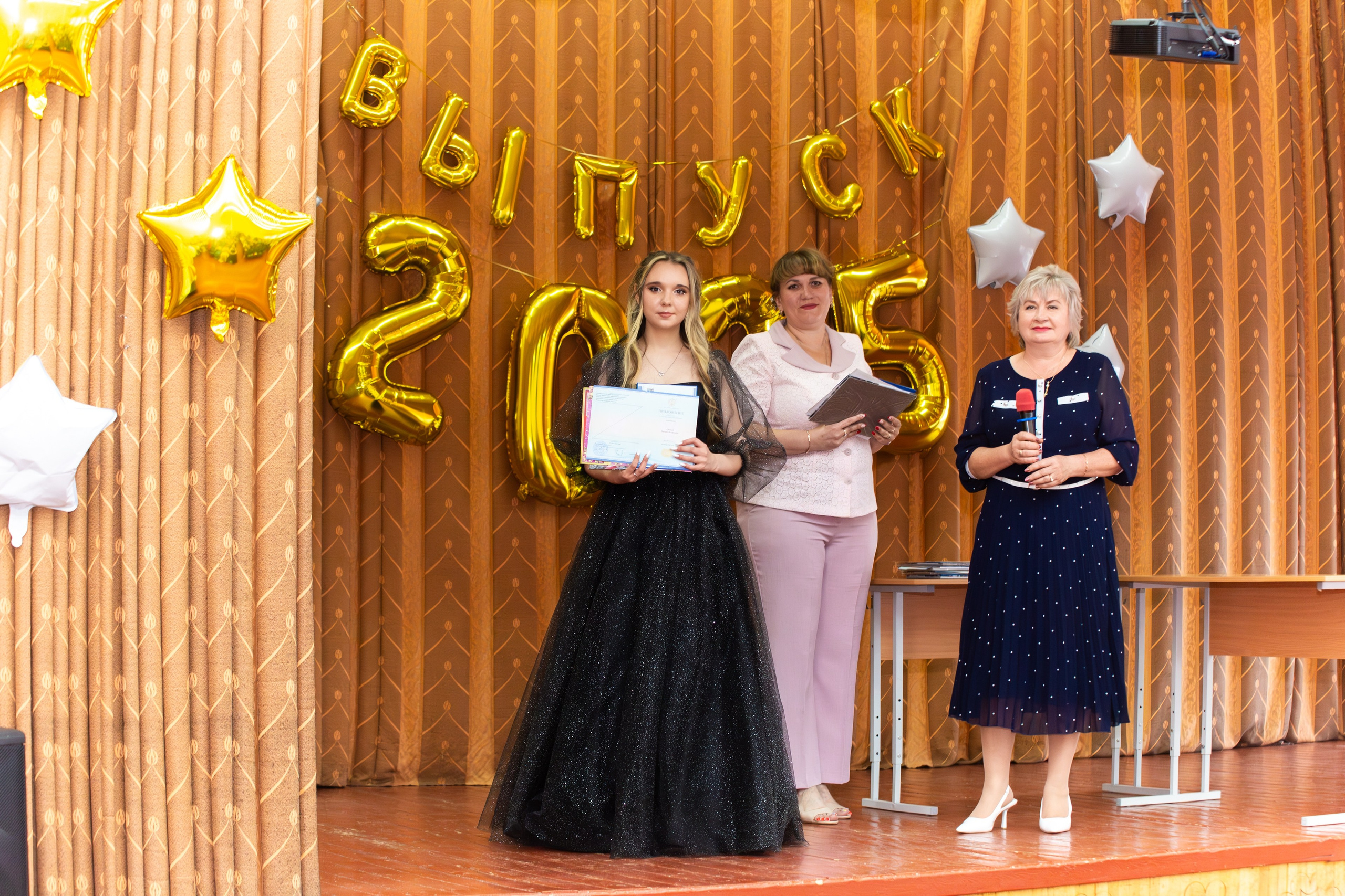 ВРУЧЕНИЕ ДИПЛОМОВ 2025 9 ШКОЛА Г.МЦЕНСК. Профессиональный фотограф в Мценске и Орловской области