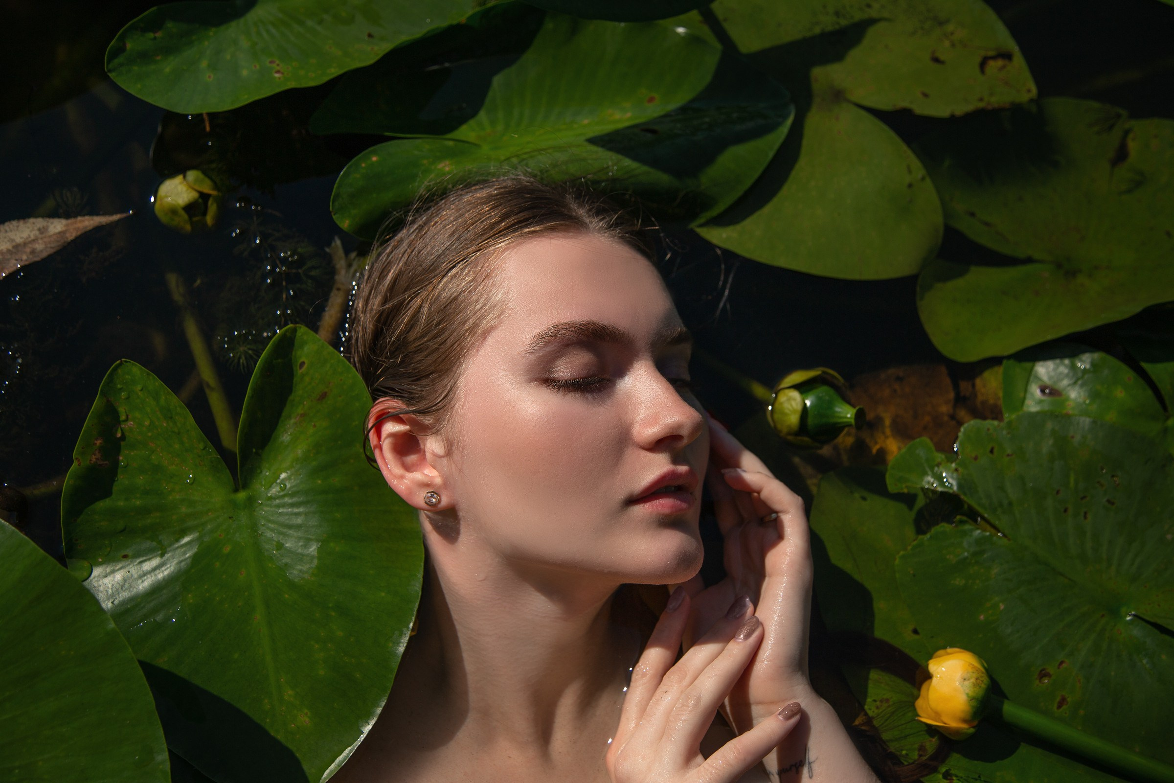 Фотосессия в кувшинках — женский портрет на озере | Анна Татаурова, Москва. Фотограф Анна Татаурова | Авторская фотосъемка в Москве