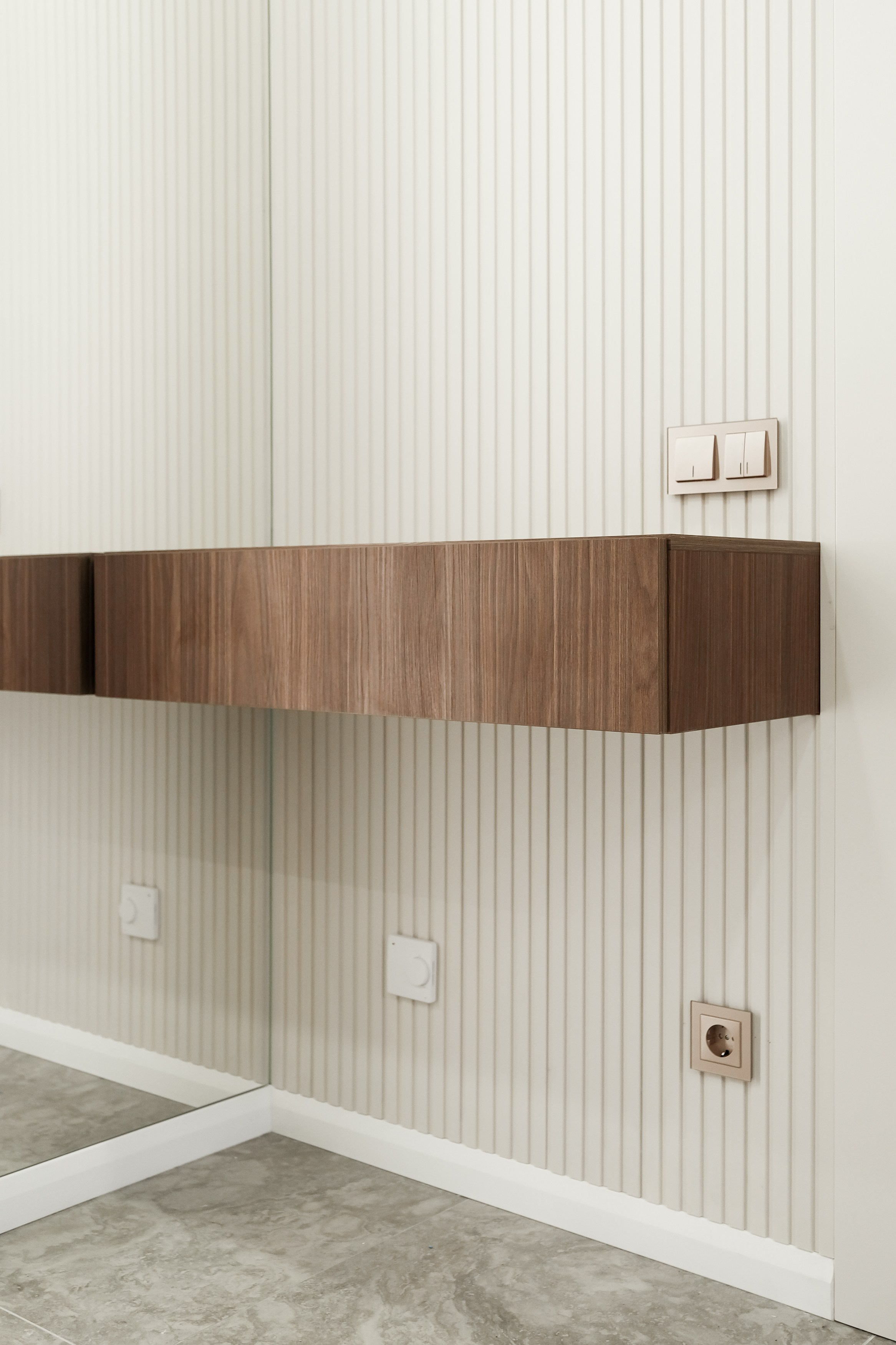 Консоль в прихожую на заказ в Томске от студии мебели ГУДРУМ