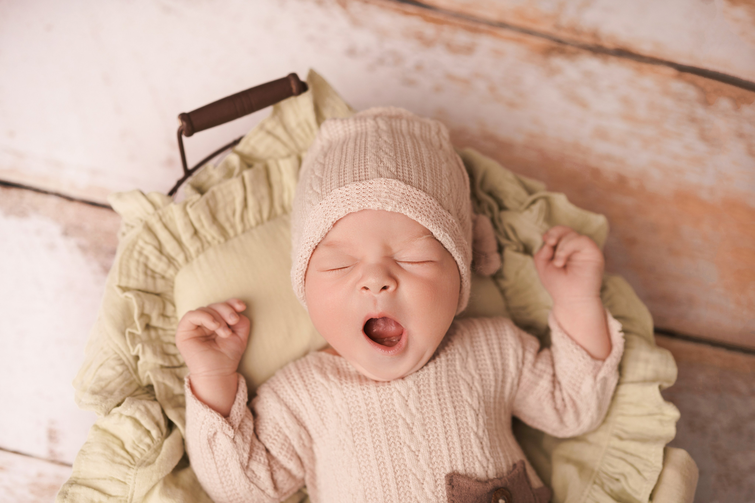 малыш зевает