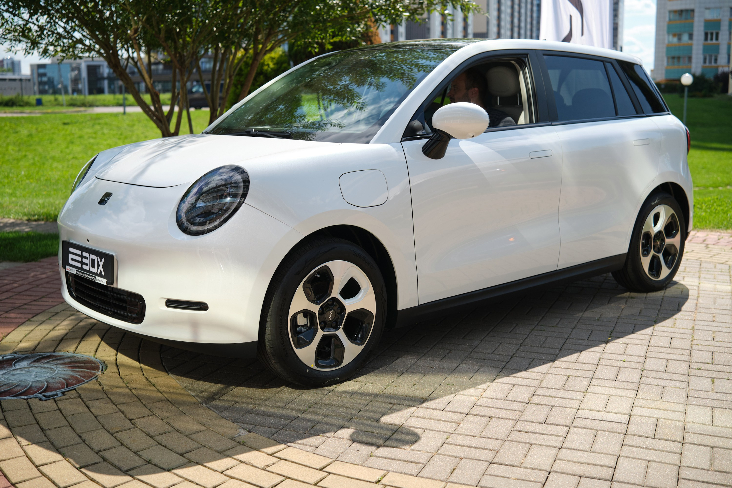 Презентация электромобиля JAC E30X в IBB Hotel. Репортажный фотограф Дмитрий Литвинский. Минск, Беларусь, мир