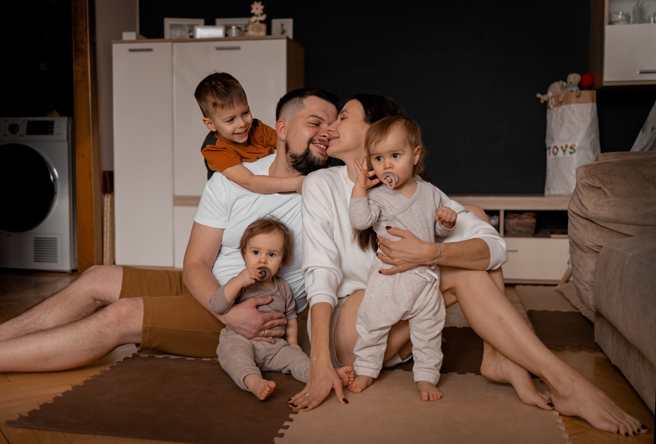 фотосессия большой семьи, фотосессия дома с тремя детьми