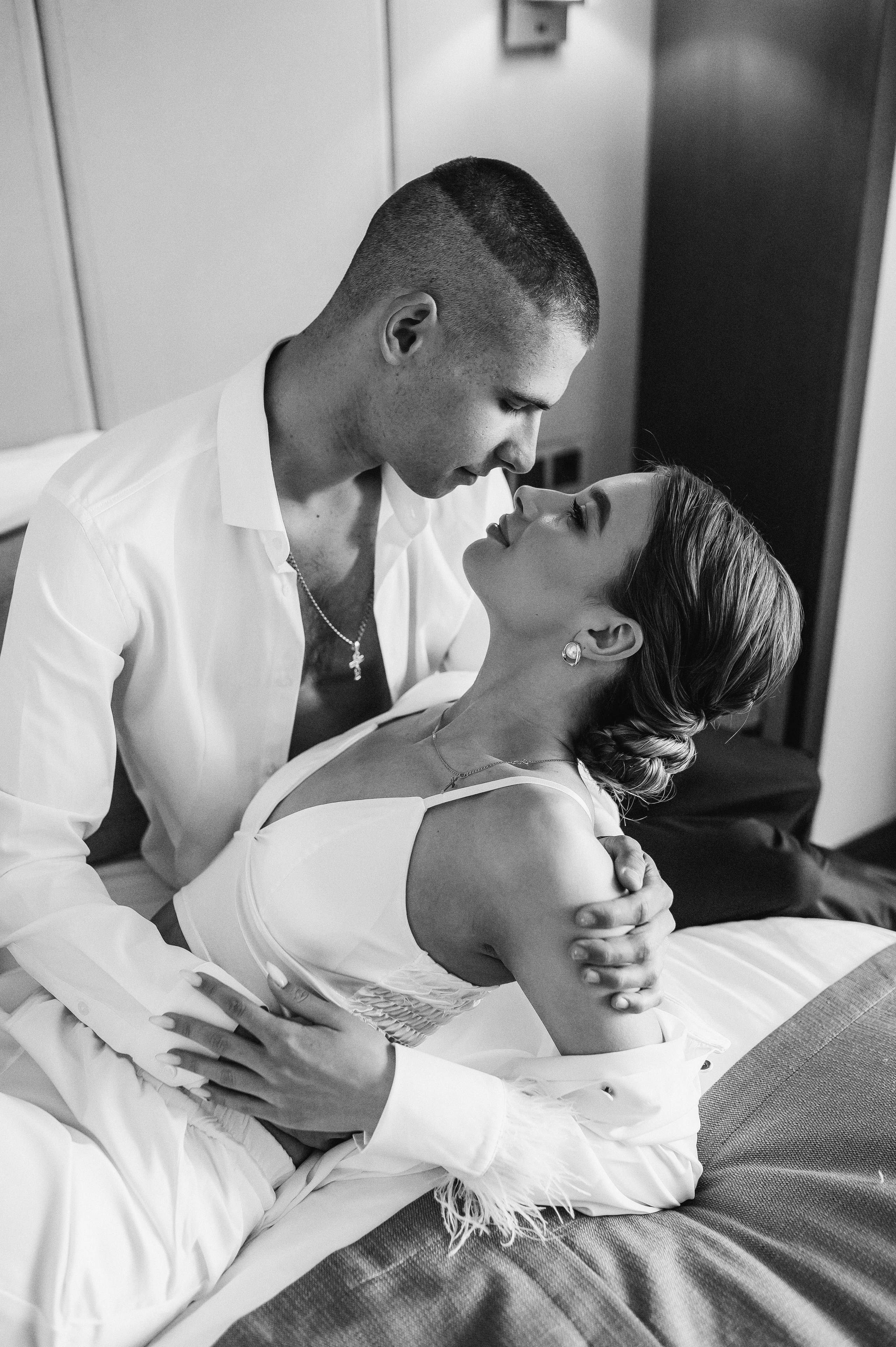 Свадебное утро и прогулка красивой яркой пары. Свадебный и семейный фотограф в Симферополе Дарья Маркова