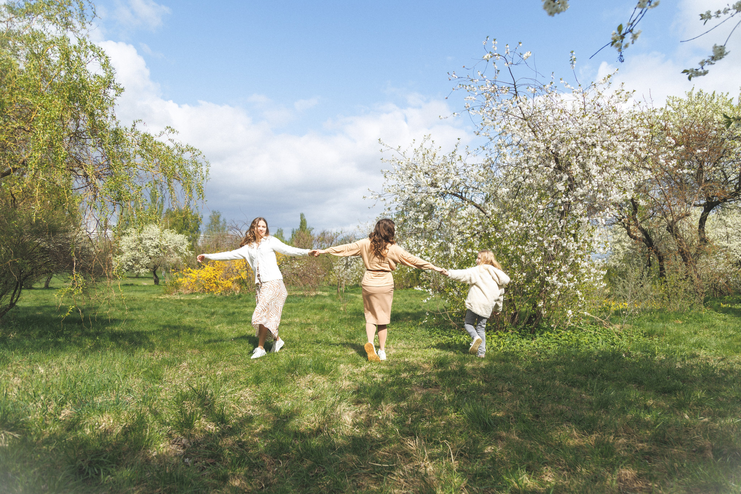 Семейная фотосессия в цветении Москва. Семейный фотограф в Москве Влада Лунина