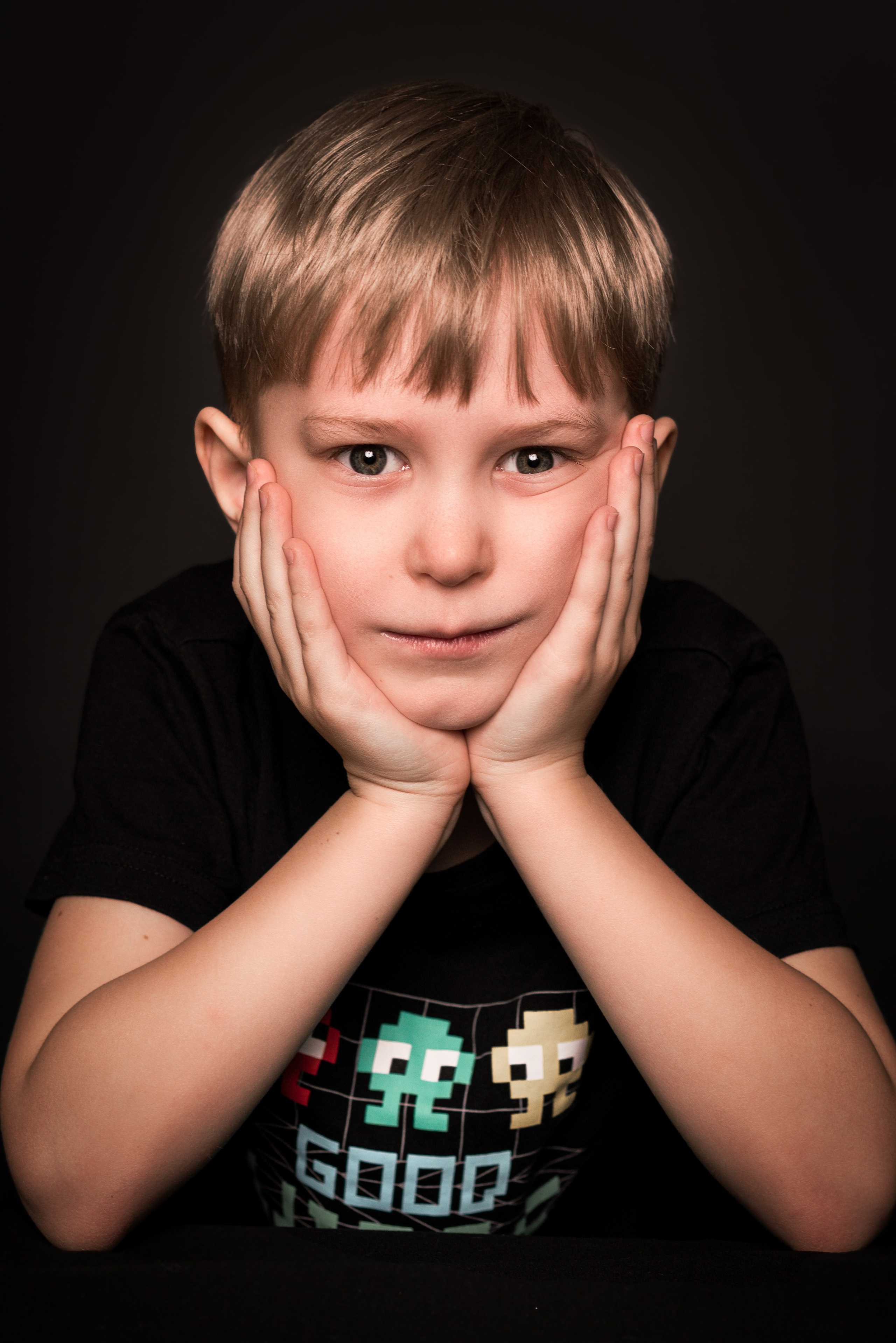 Детский сад, портреты на чёрном фоне. Фотограф Шунова Саша