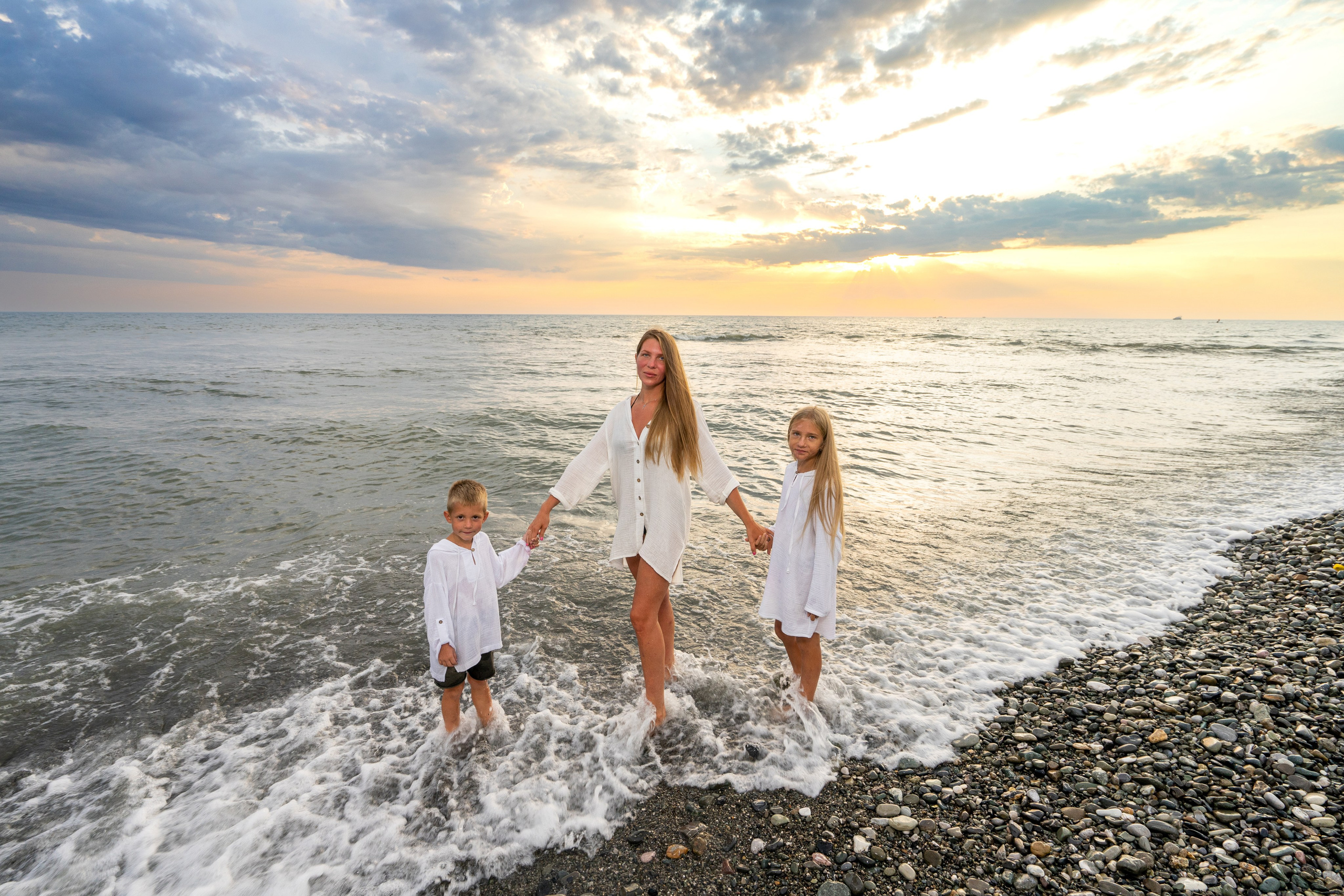 Семейная съемка на море на закате. Фотограф в Сочи Тиунова Маргарита и Тиунов Евгений