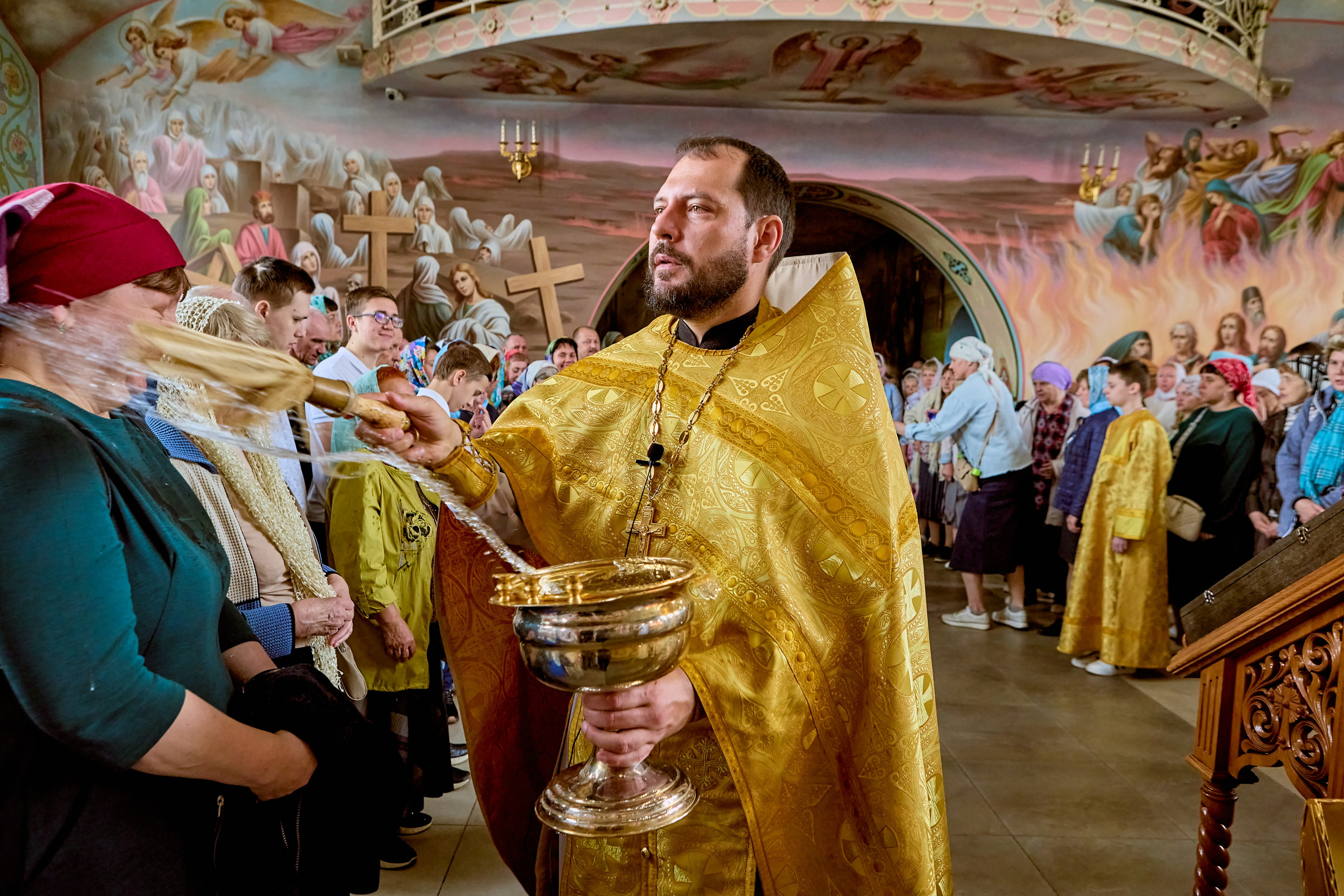 Окропление святой водой после Литургии Фото Николая Голованова