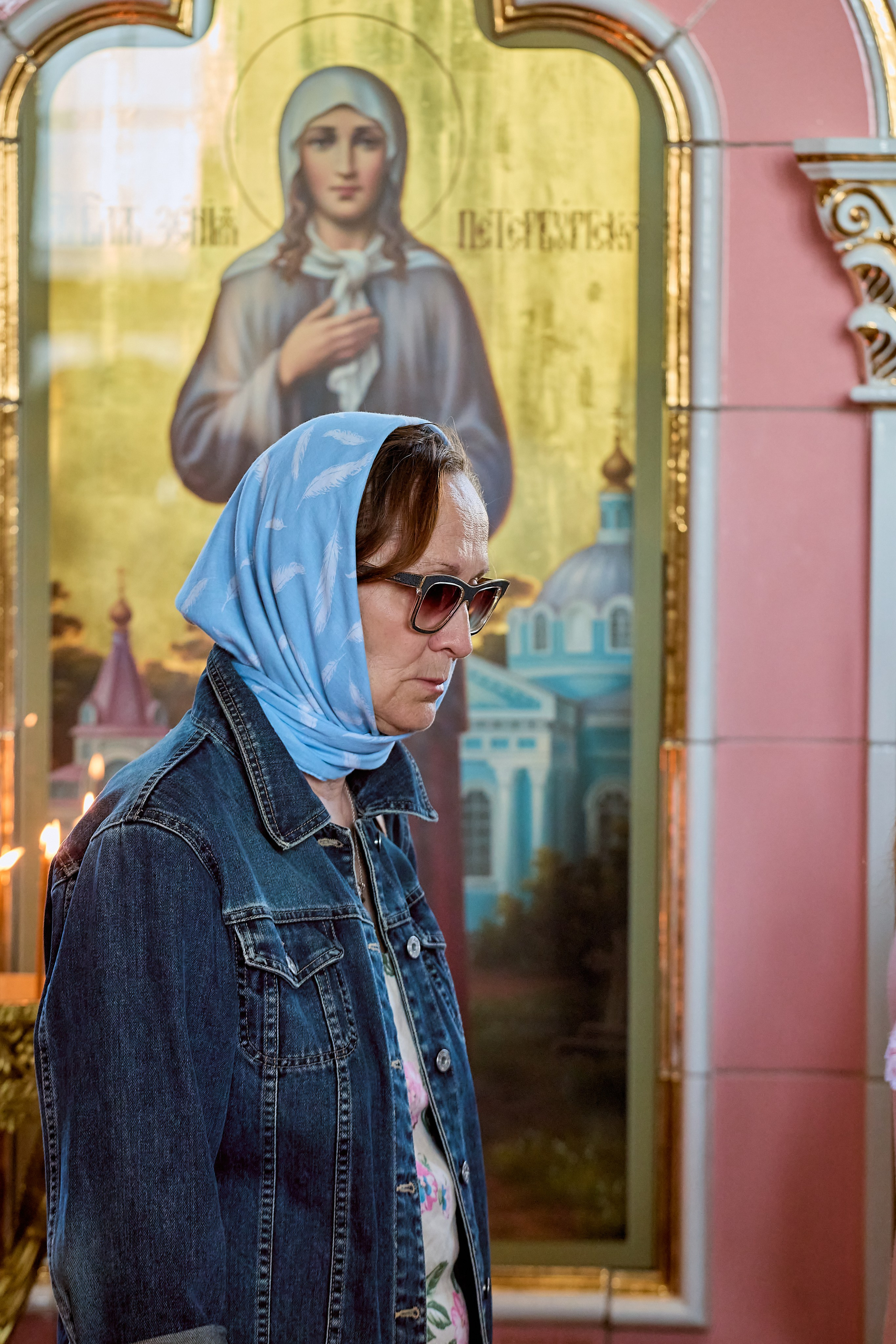 Женщина в храме во время молитвы г. Дзержинск Храм преподобного Серафима Саровского.