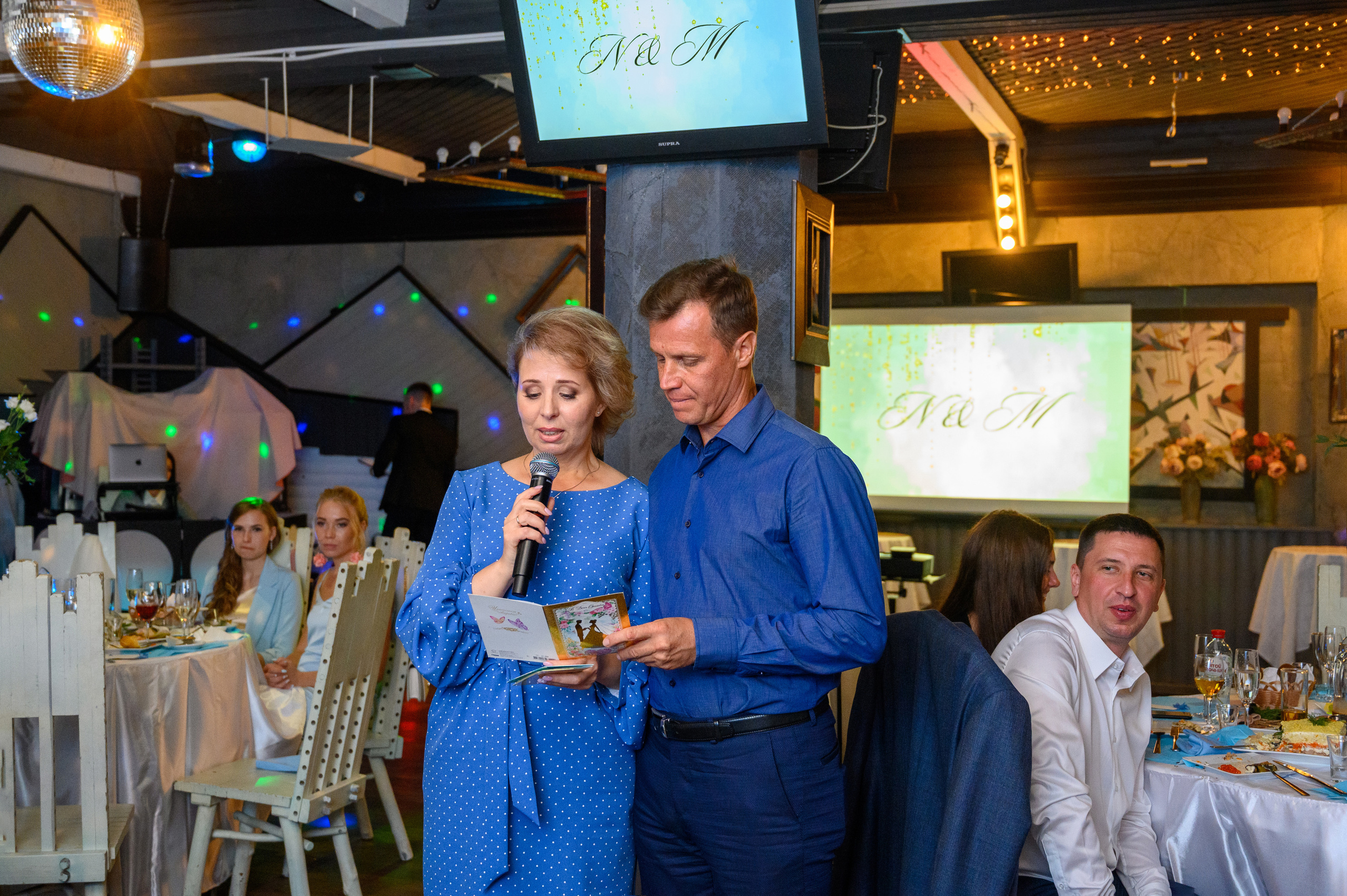 Прогулка в поле, свадьба в поле, прогулка лошади. Семейный и контент фотограф в Москве Alira