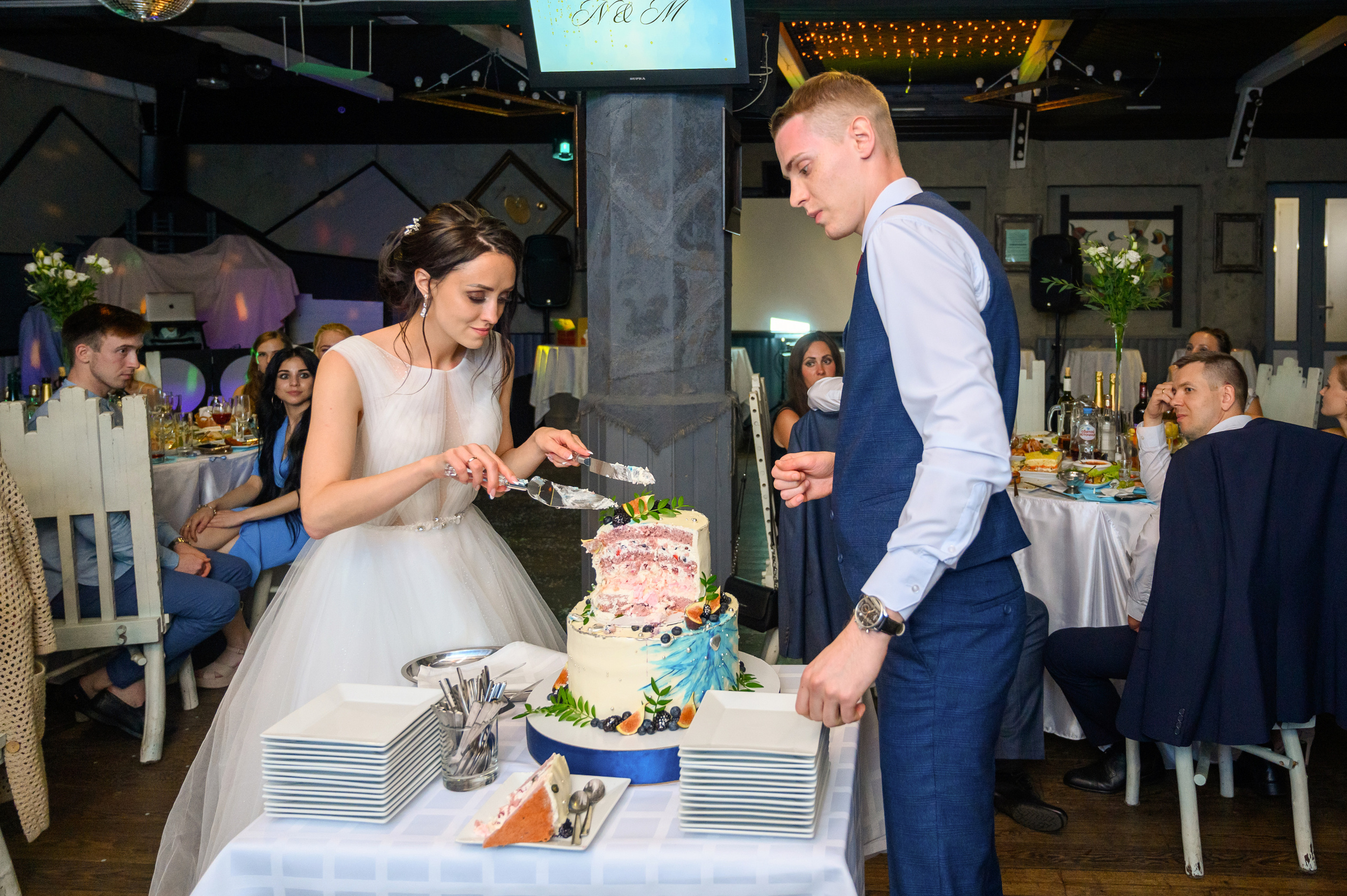 Прогулка в поле, свадьба в поле, прогулка лошади. Семейный и контент фотограф в Москве Alira