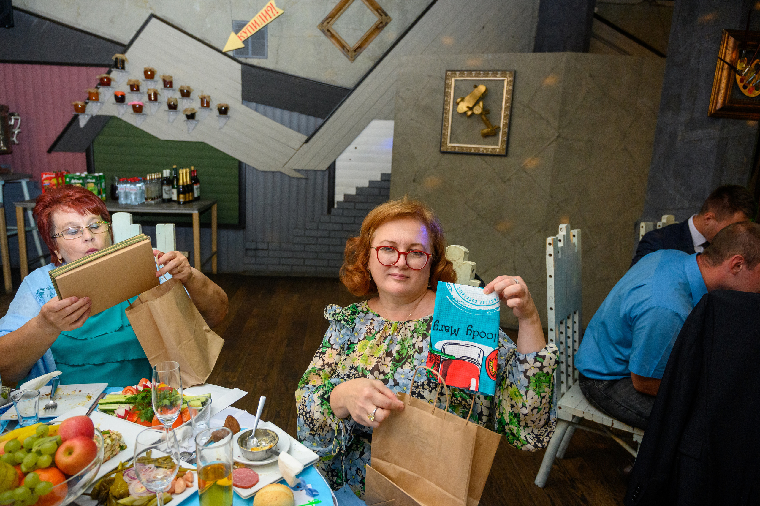 Прогулка в поле, свадьба в поле, прогулка лошади. Семейный и контент фотограф в Москве Alira