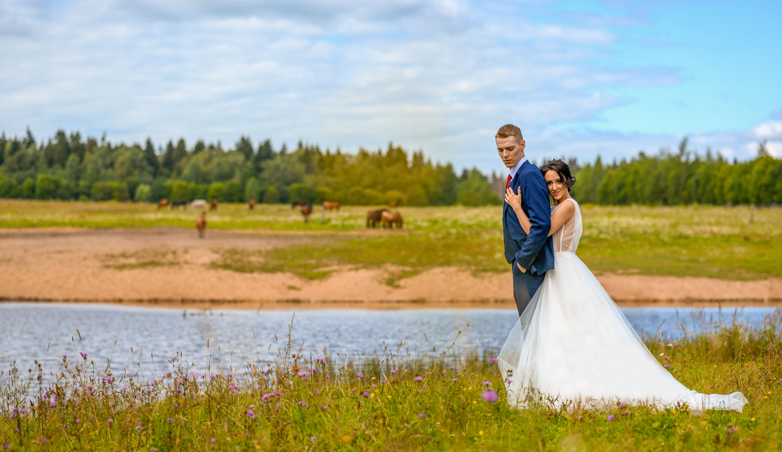Прогулка в поле, свадьба в поле, прогулка лошади. Семейный и контент фотограф в Москве Alira