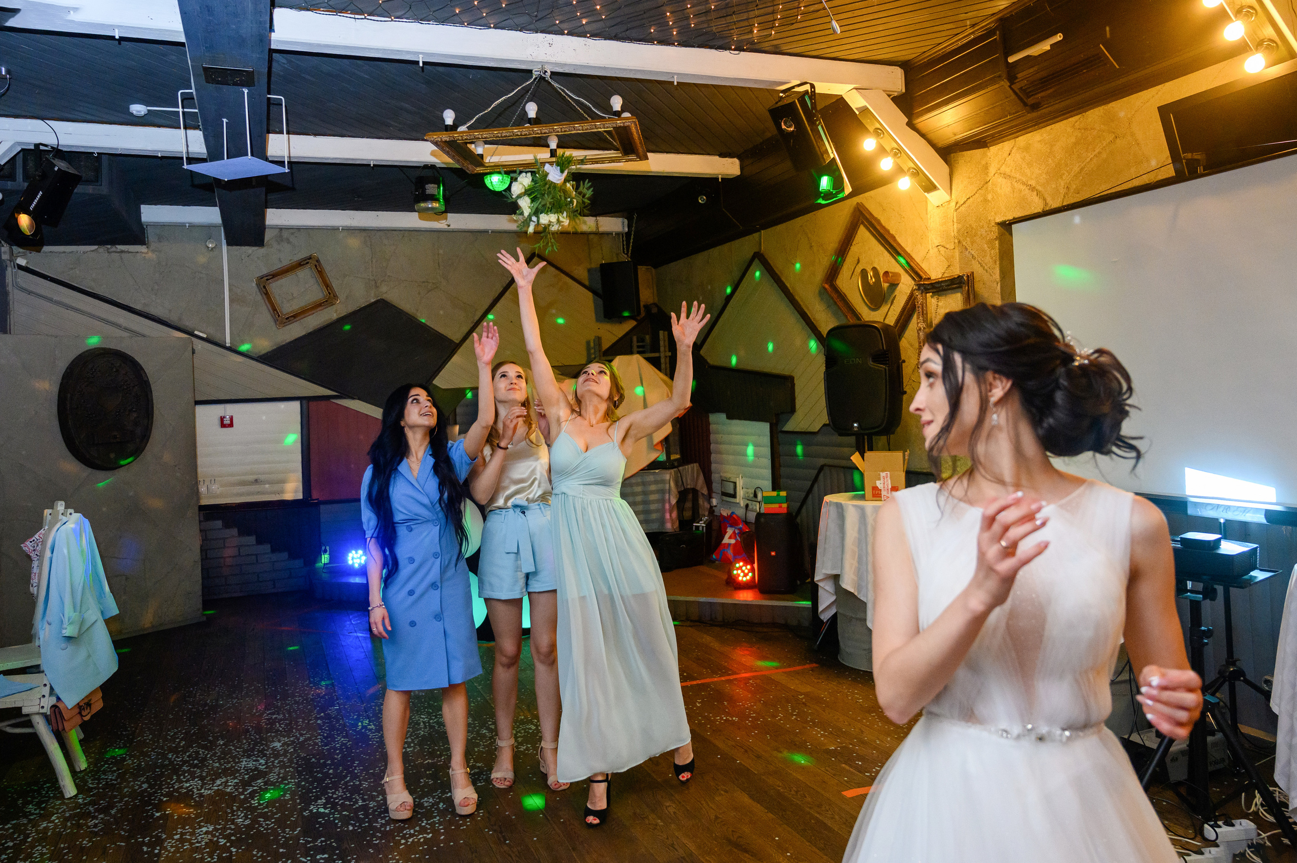 Прогулка в поле, свадьба в поле, прогулка лошади. Семейный и контент фотограф в Москве Alira