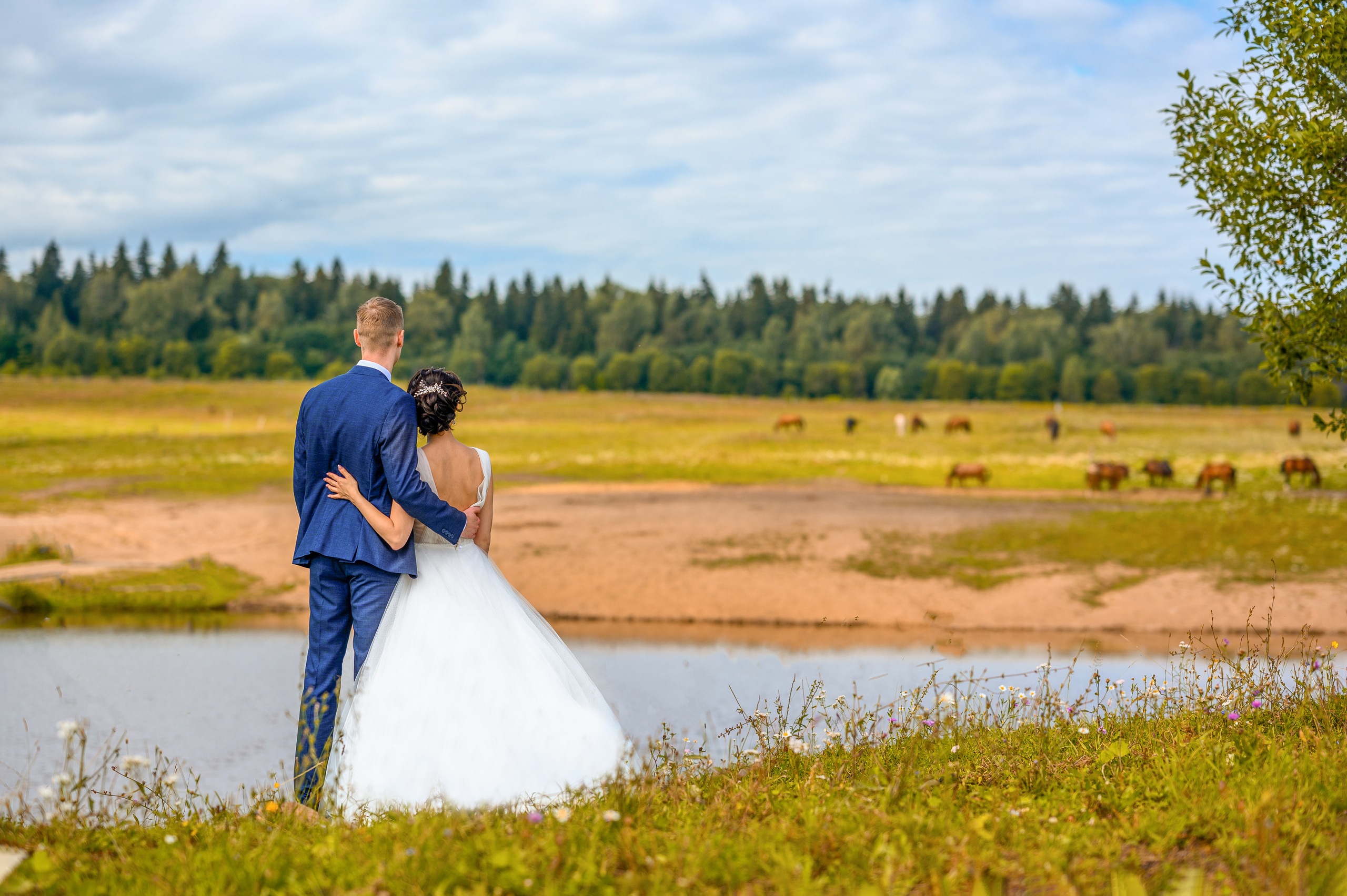 Прогулка в поле, свадьба в поле, прогулка лошади. Семейный и контент фотограф в Москве Alira