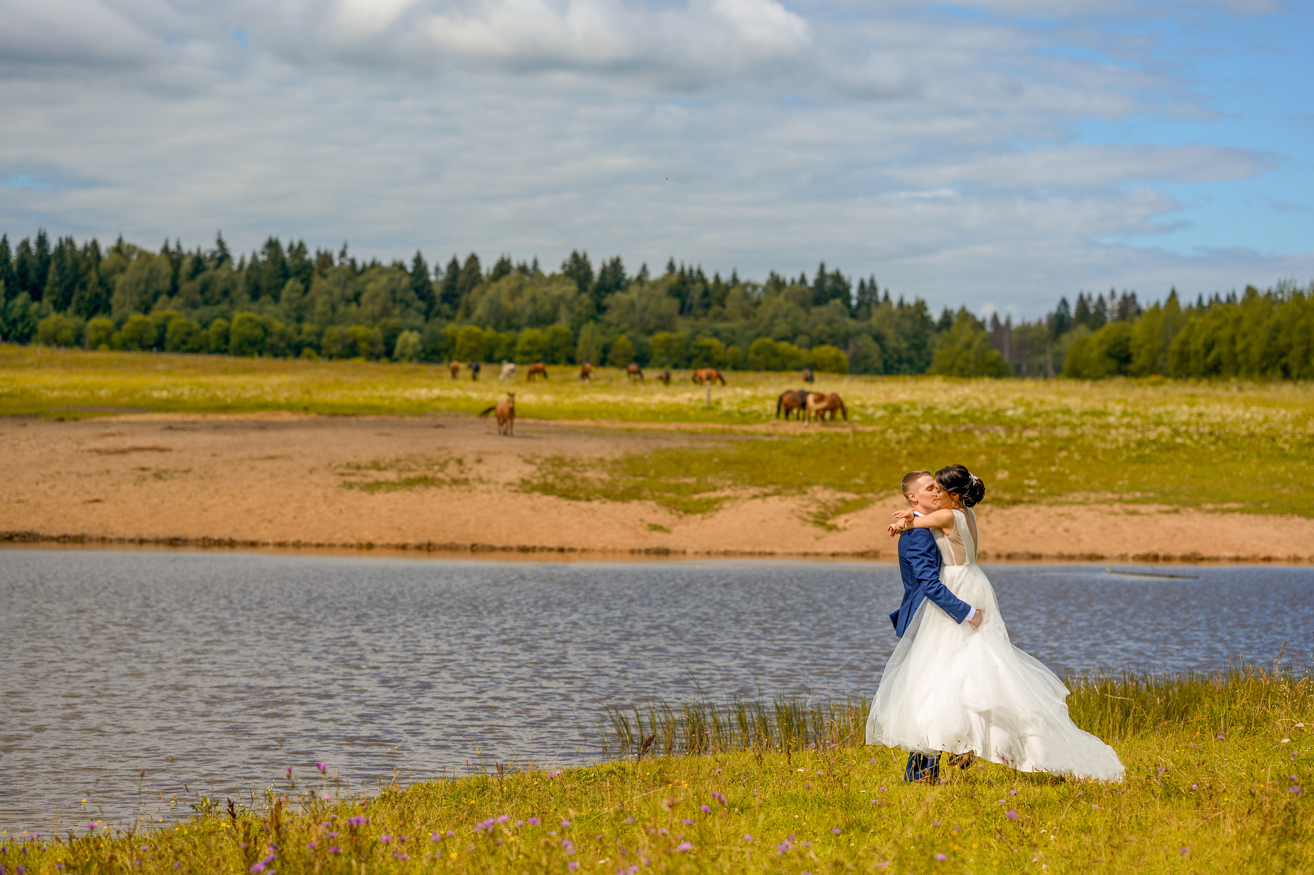 Прогулка в поле, свадьба в поле, прогулка лошади. Семейный и контент фотограф в Москве Alira