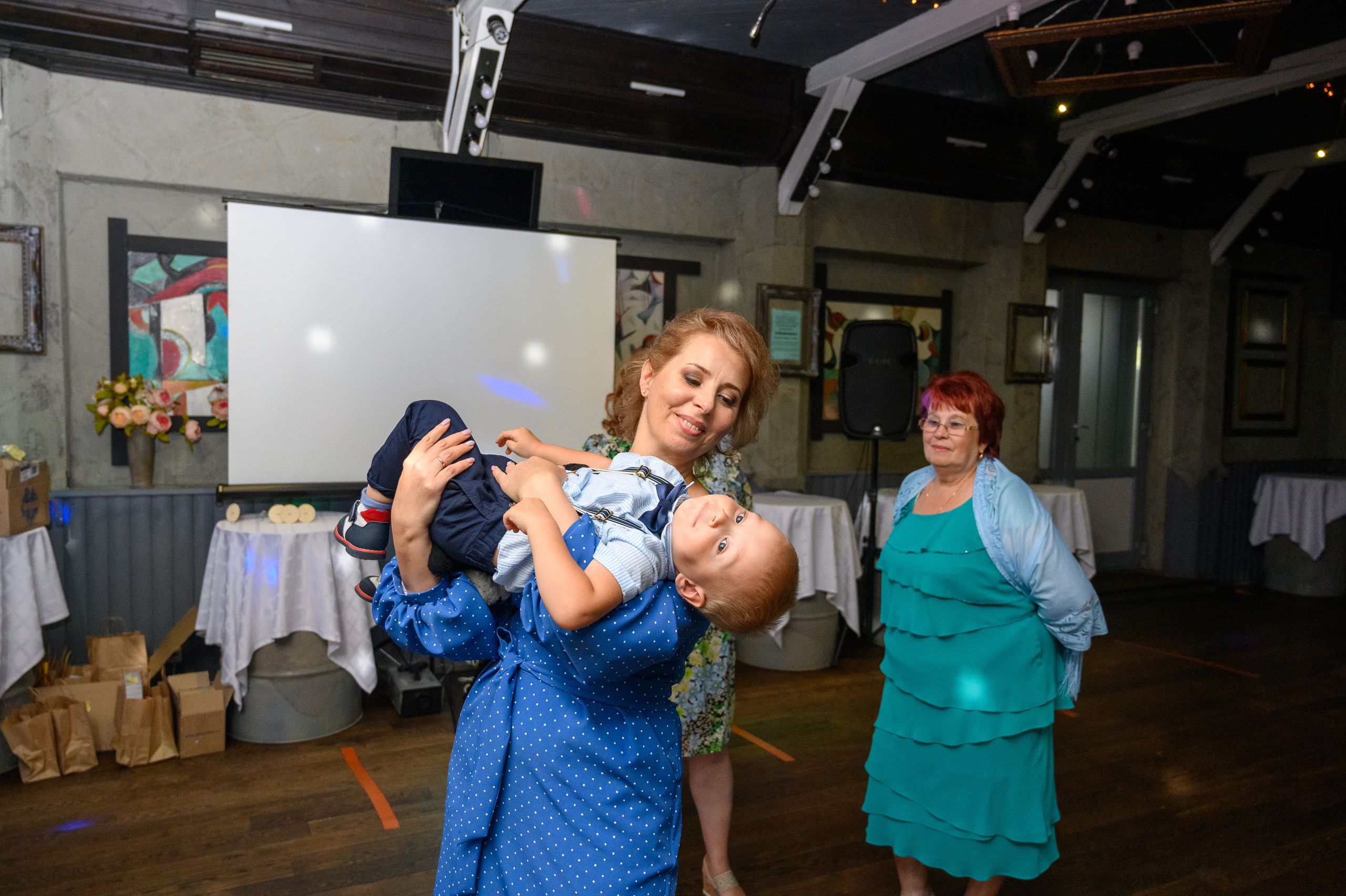 Прогулка в поле, свадьба в поле, прогулка лошади. Семейный и контент фотограф в Москве Alira