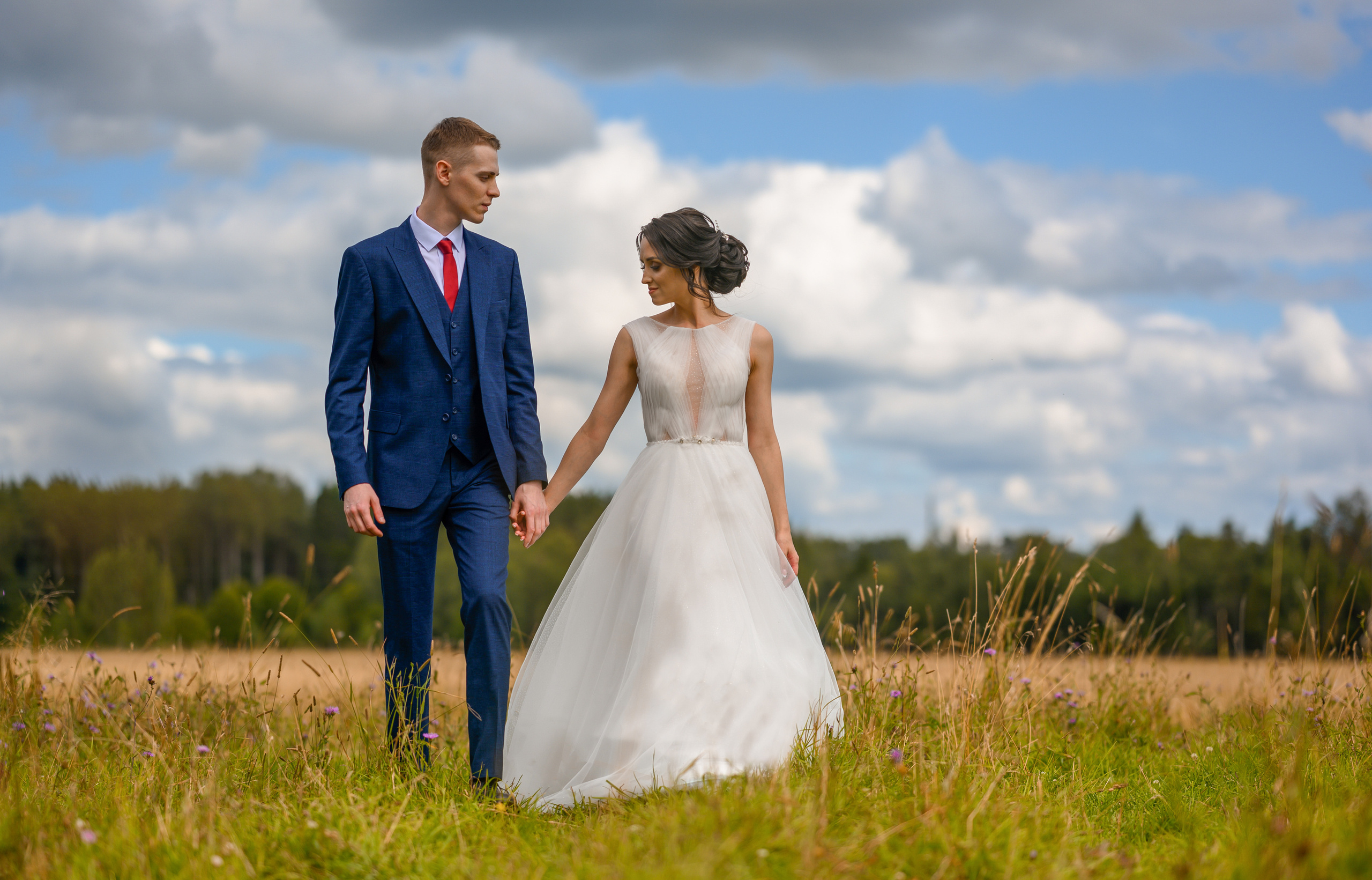 Прогулка в поле, свадьба в поле, прогулка лошади. Семейный и контент фотограф в Москве Alira