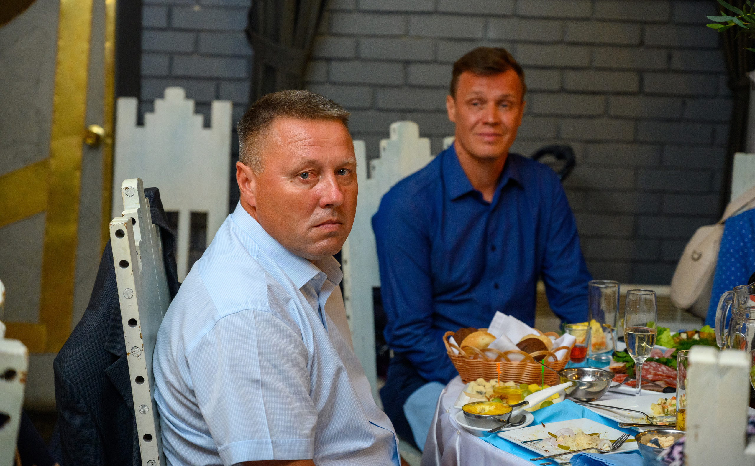 Прогулка в поле, свадьба в поле, прогулка лошади. Семейный и контент фотограф в Москве Alira