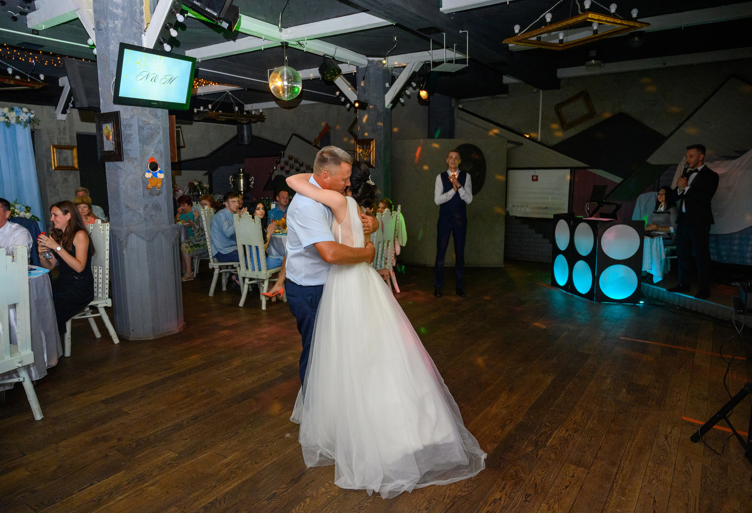 Прогулка в поле, свадьба в поле, прогулка лошади. Семейный и контент фотограф в Москве Alira