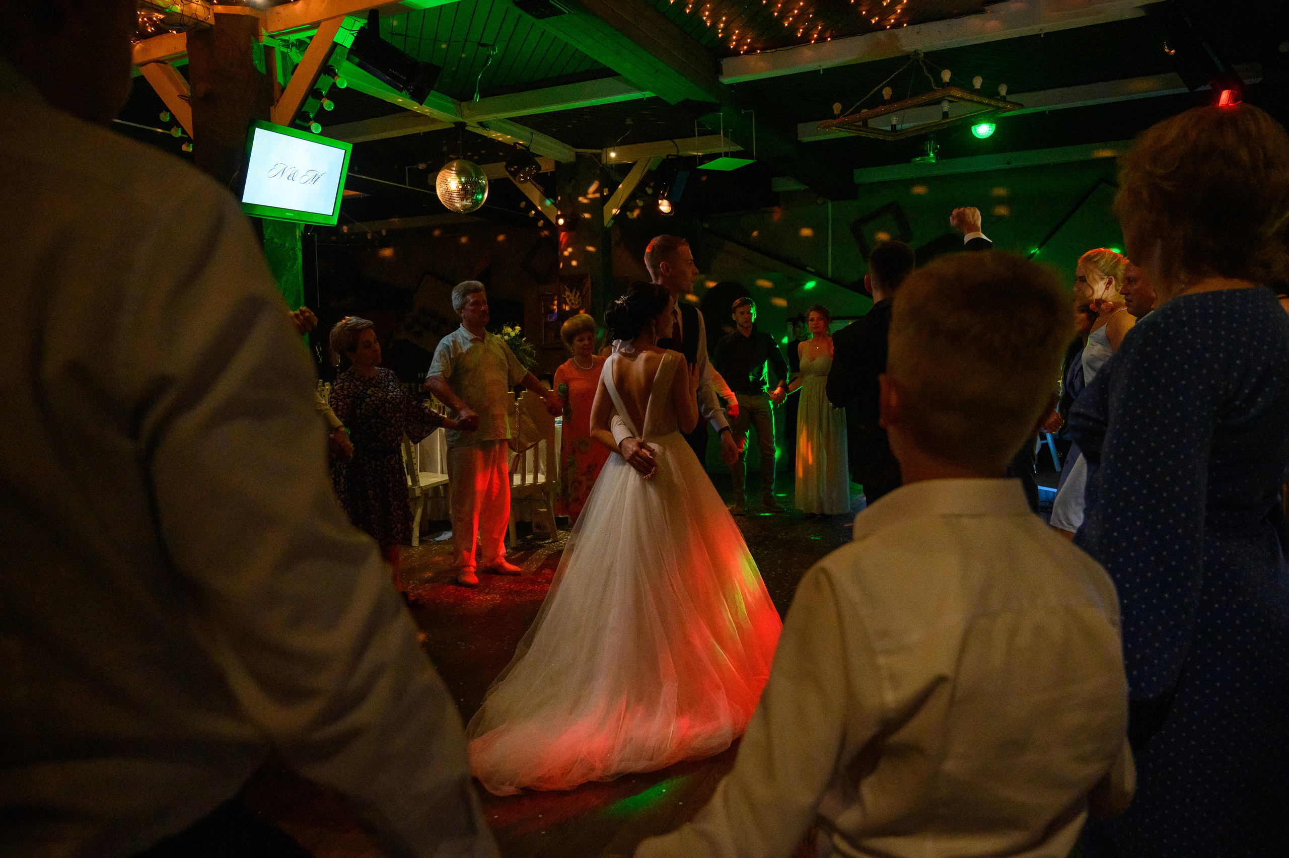 Прогулка в поле, свадьба в поле, прогулка лошади. Семейный и контент фотограф в Москве Alira