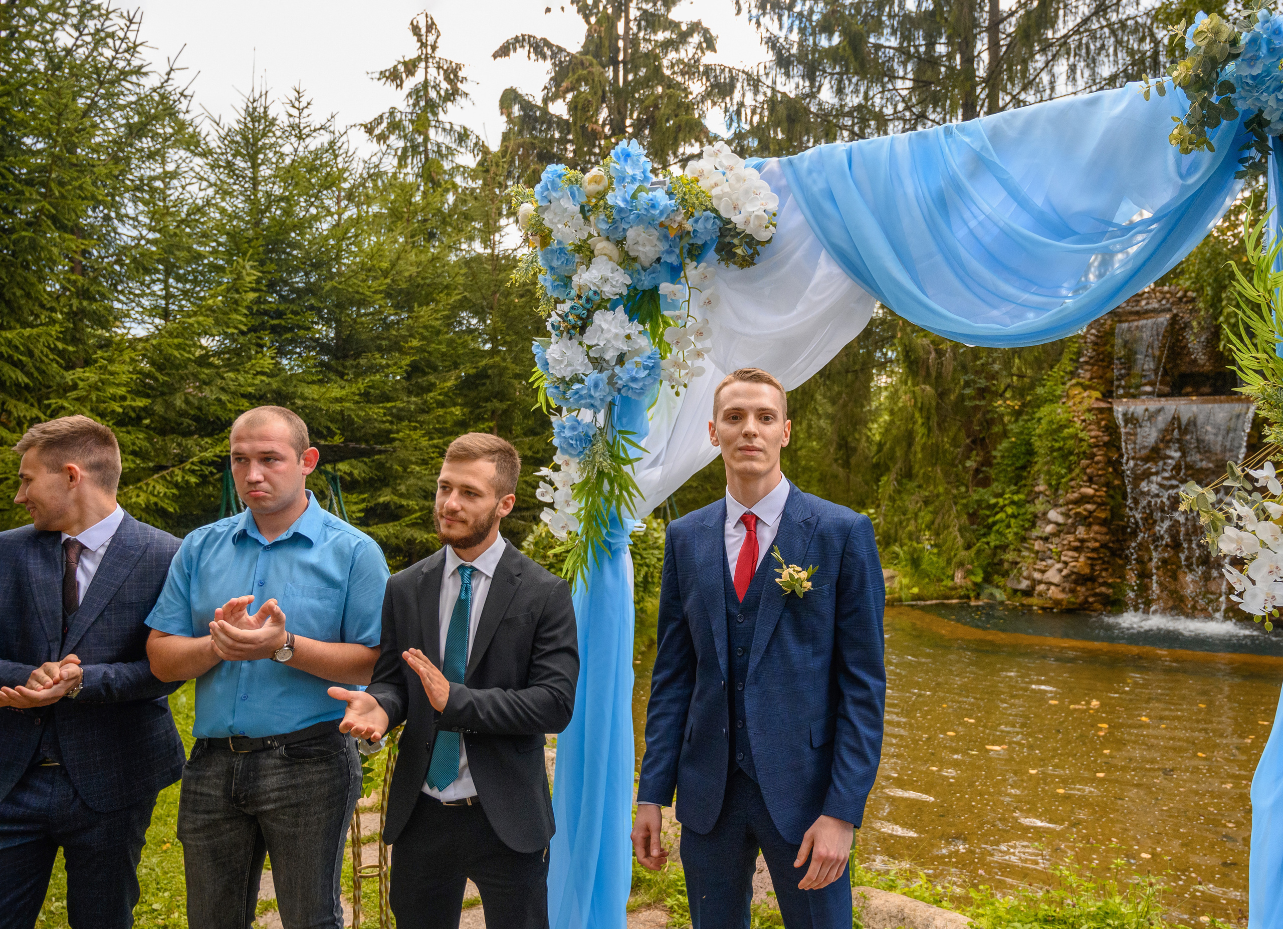 Прогулка в поле, свадьба в поле, прогулка лошади. Семейный и контент фотограф в Москве Alira