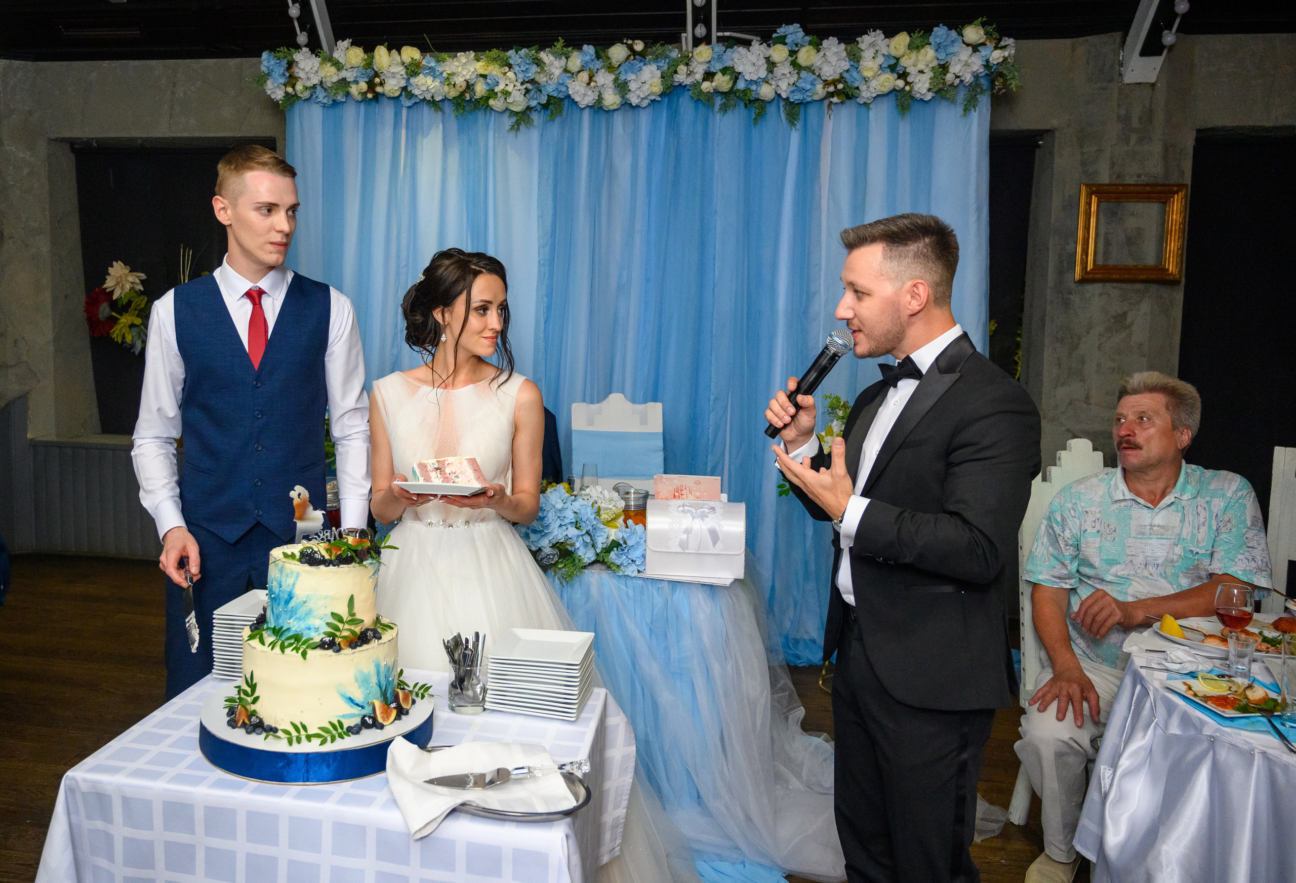 Прогулка в поле, свадьба в поле, прогулка лошади. Семейный и контент фотограф в Москве Alira