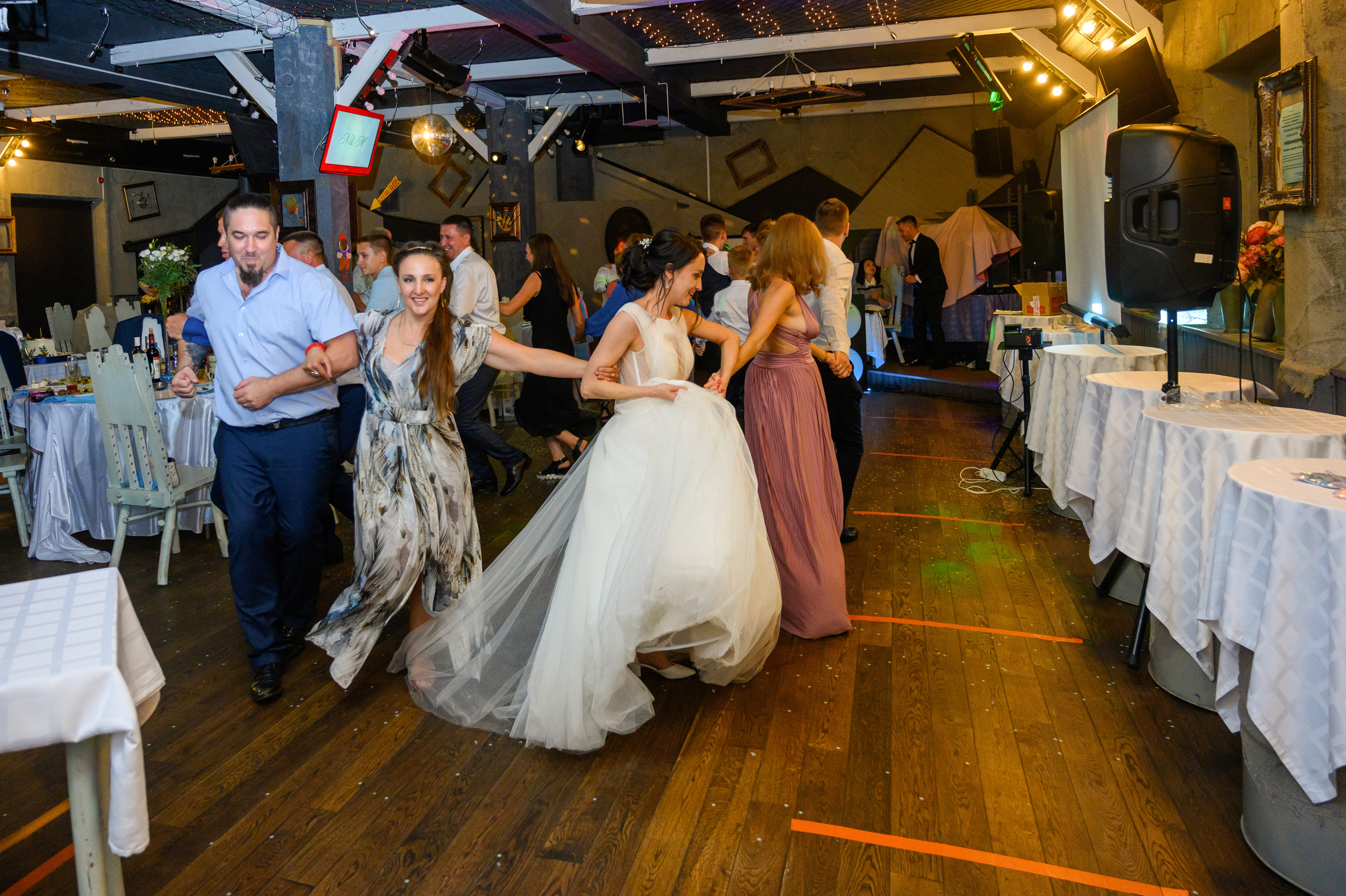 Прогулка в поле, свадьба в поле, прогулка лошади. Семейный и контент фотограф в Москве Alira