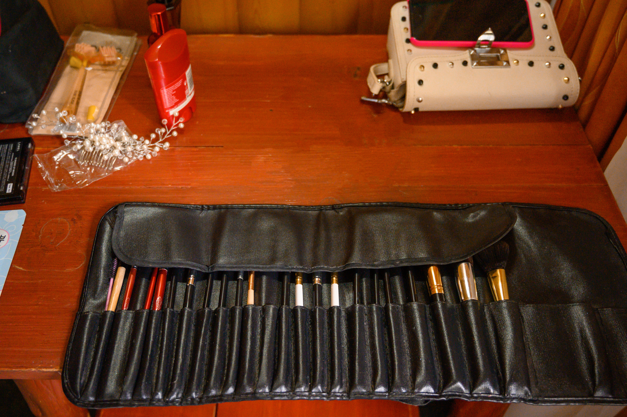 Прогулка в поле, свадьба в поле, прогулка лошади. Семейный и контент фотограф в Москве Alira