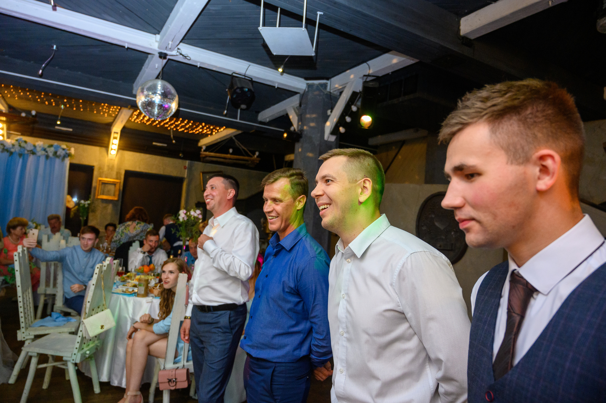 Прогулка в поле, свадьба в поле, прогулка лошади. Семейный и контент фотограф в Москве Alira