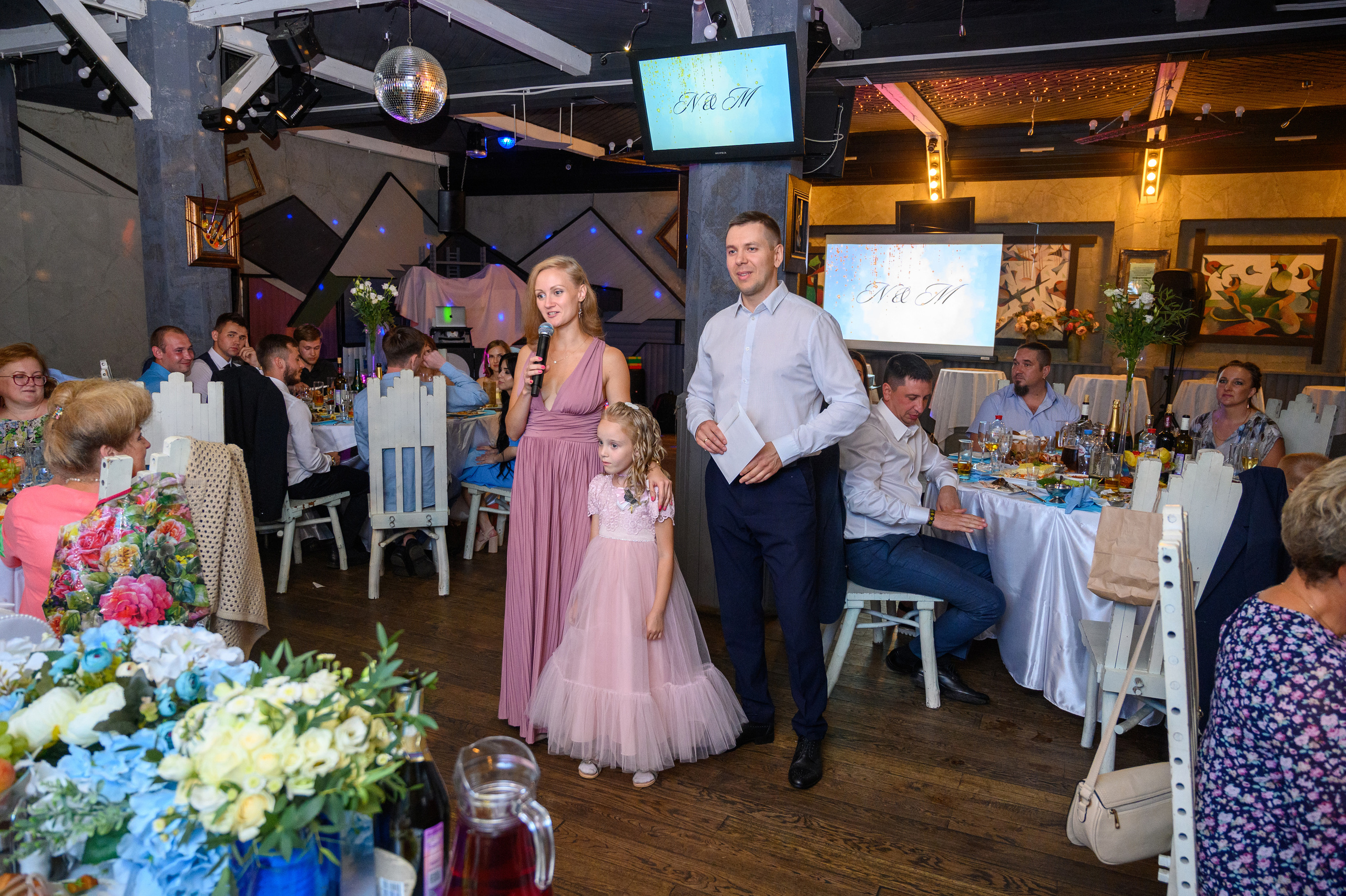 Прогулка в поле, свадьба в поле, прогулка лошади. Семейный и контент фотограф в Москве Alira