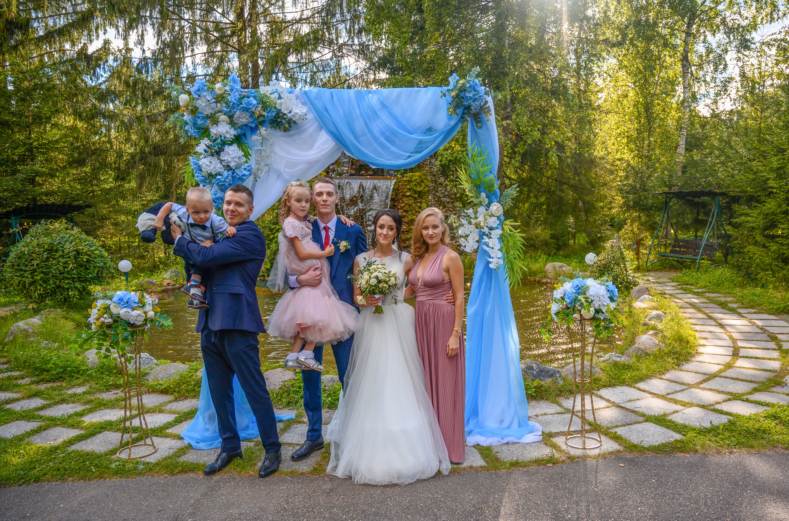 Прогулка в поле, свадьба в поле, прогулка лошади. Семейный и контент фотограф в Москве Alira