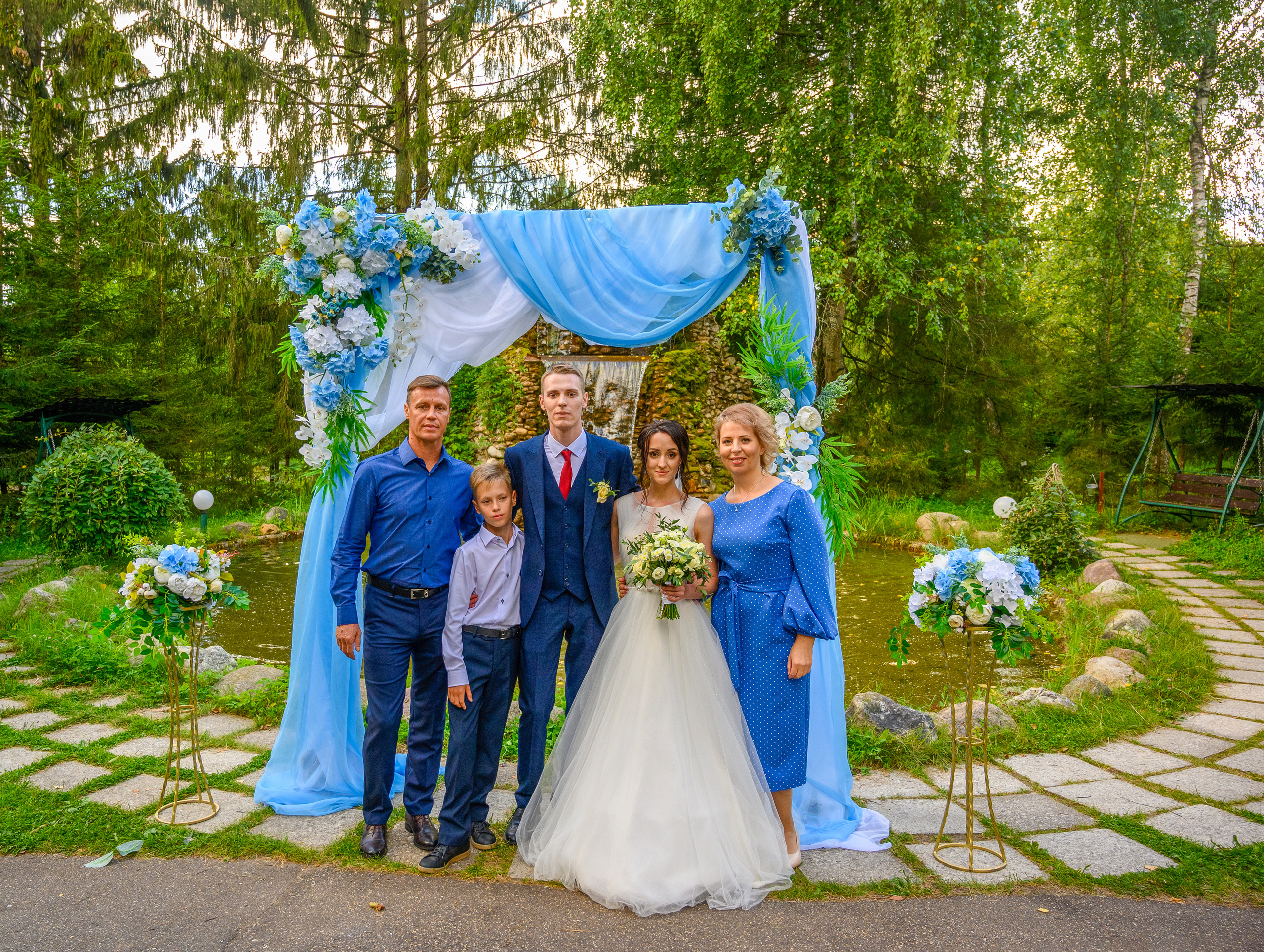 Прогулка в поле, свадьба в поле, прогулка лошади. Семейный и контент фотограф в Москве Alira