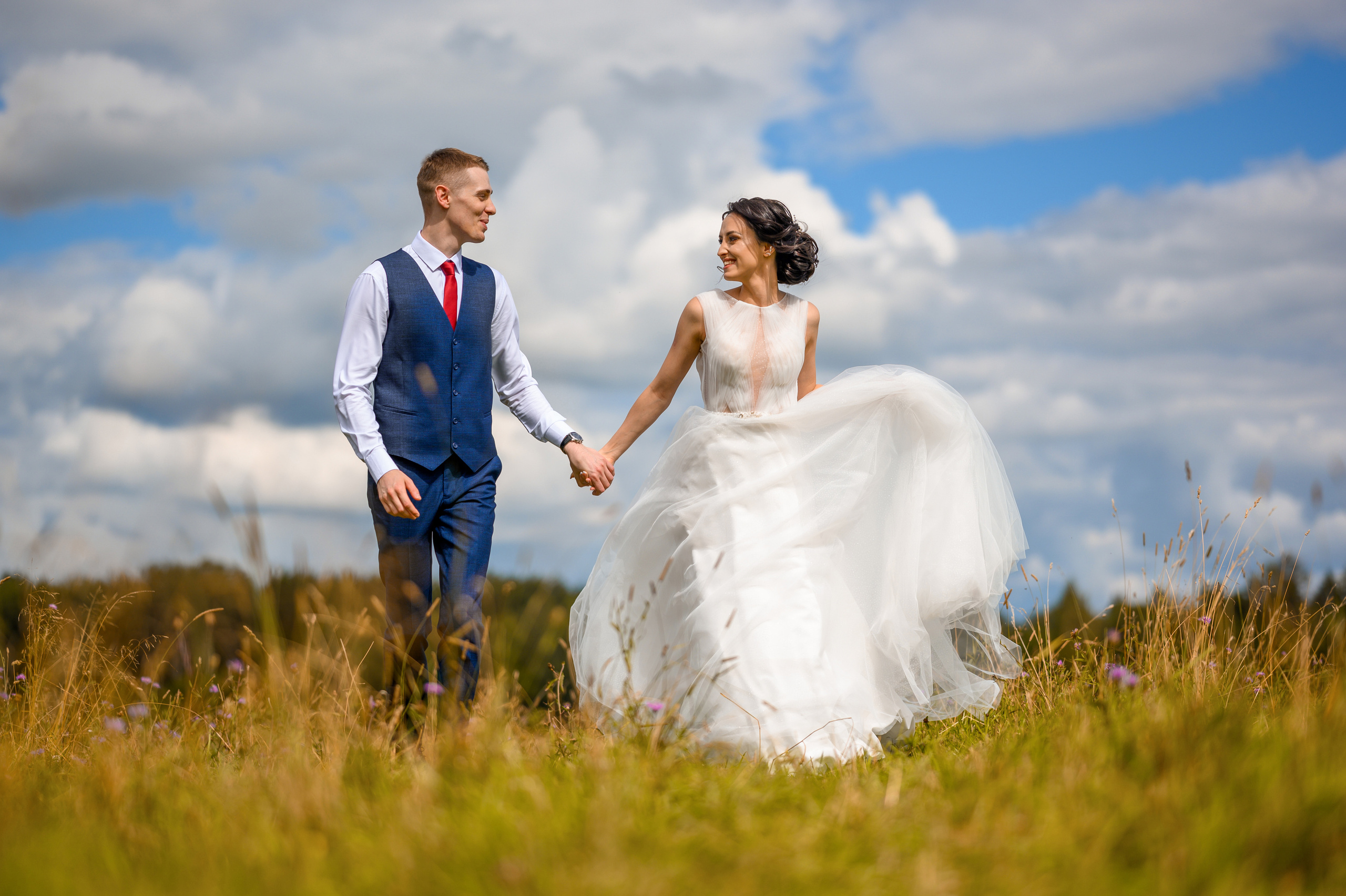 Прогулка в поле, свадьба в поле, прогулка лошади. Семейный и контент фотограф в Москве Alira