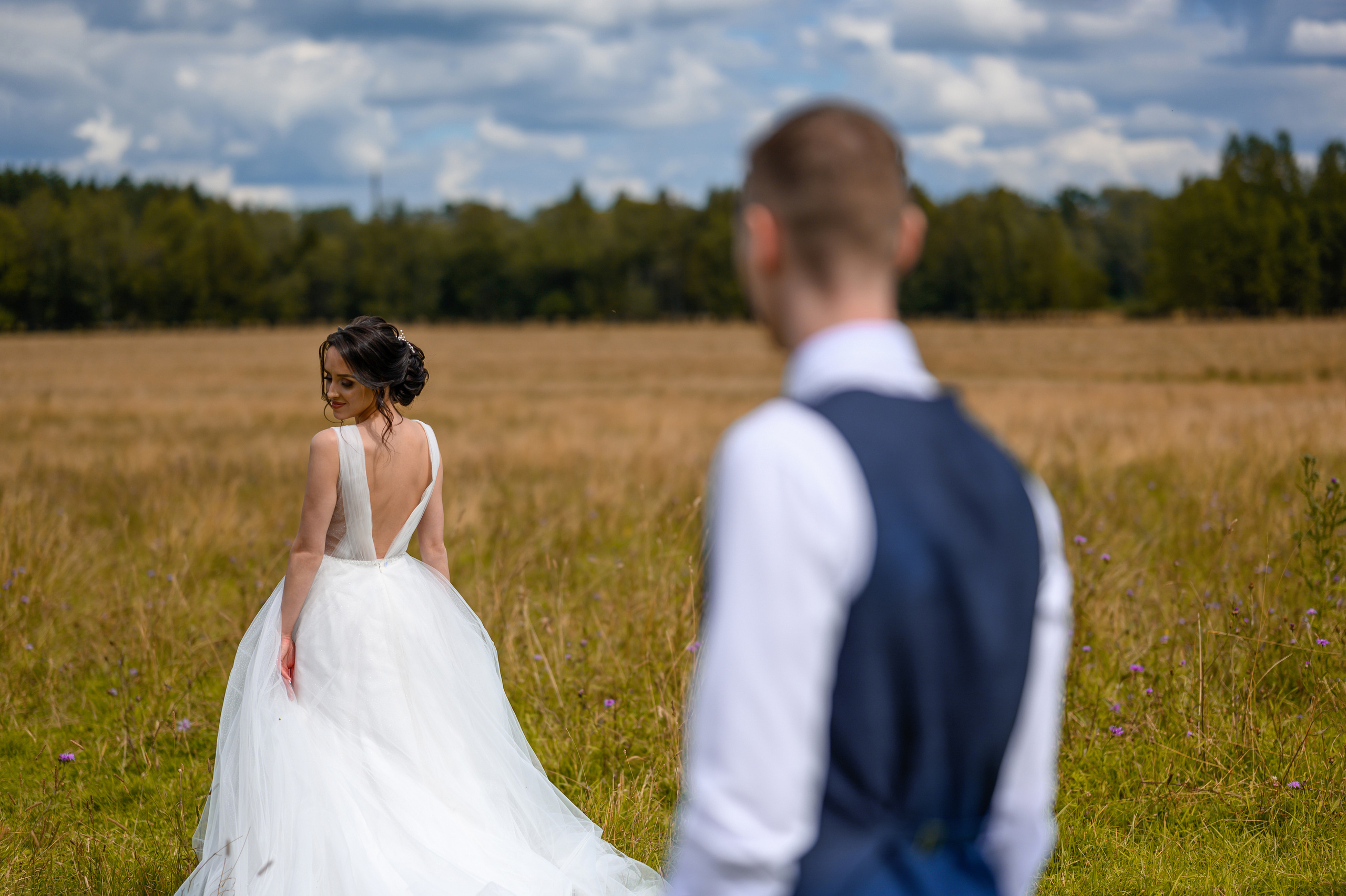 Прогулка в поле, свадьба в поле, прогулка лошади. Семейный и контент фотограф в Москве Alira