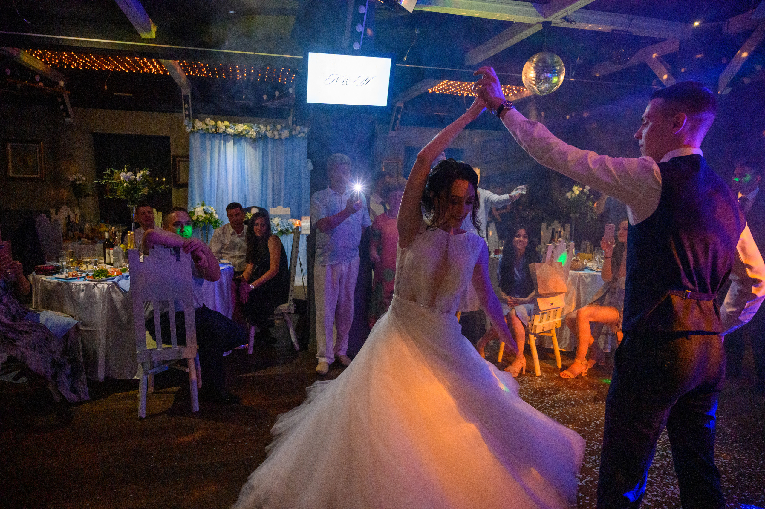 Прогулка в поле, свадьба в поле, прогулка лошади. Семейный и контент фотограф в Москве Alira