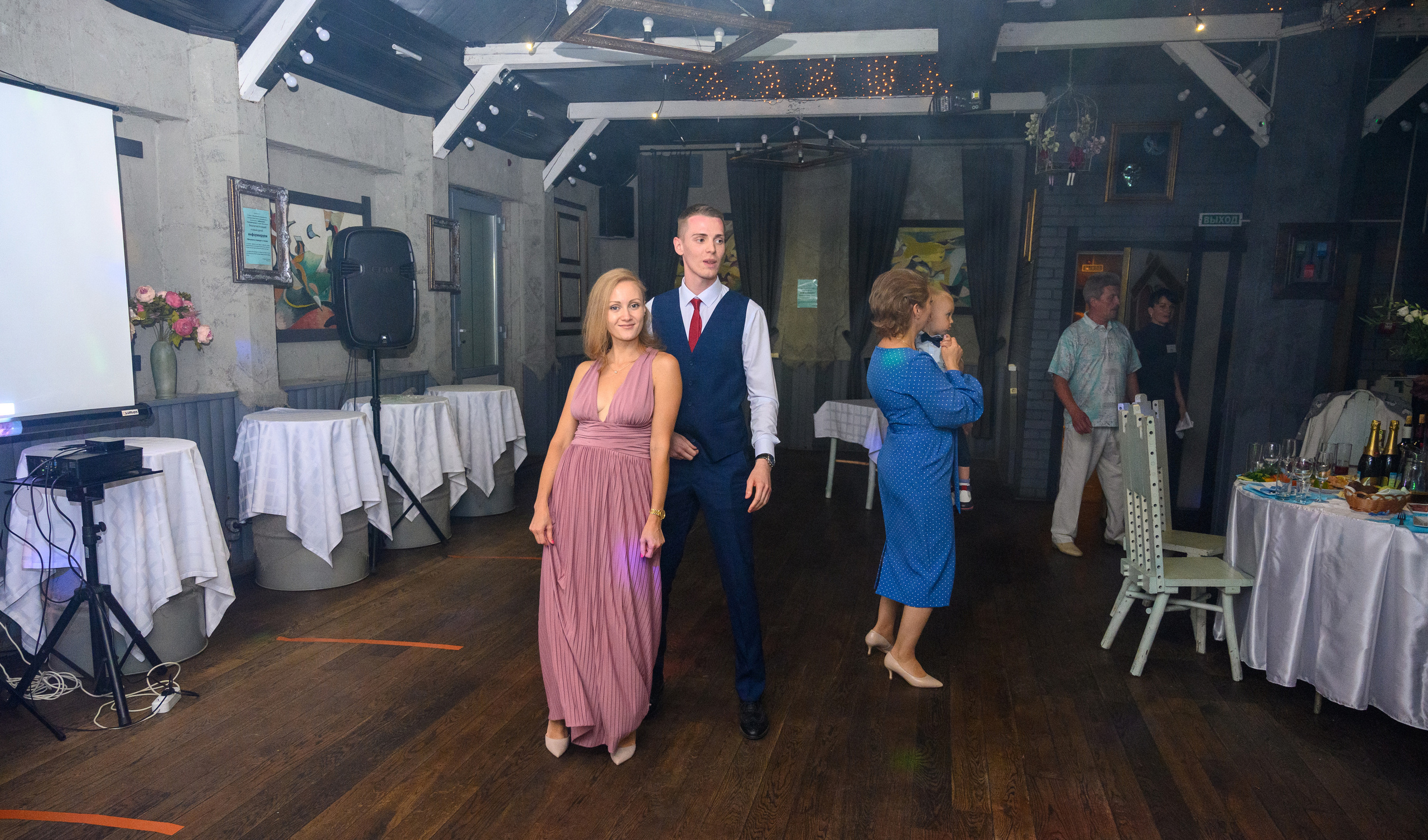 Прогулка в поле, свадьба в поле, прогулка лошади. Семейный и контент фотограф в Москве Alira