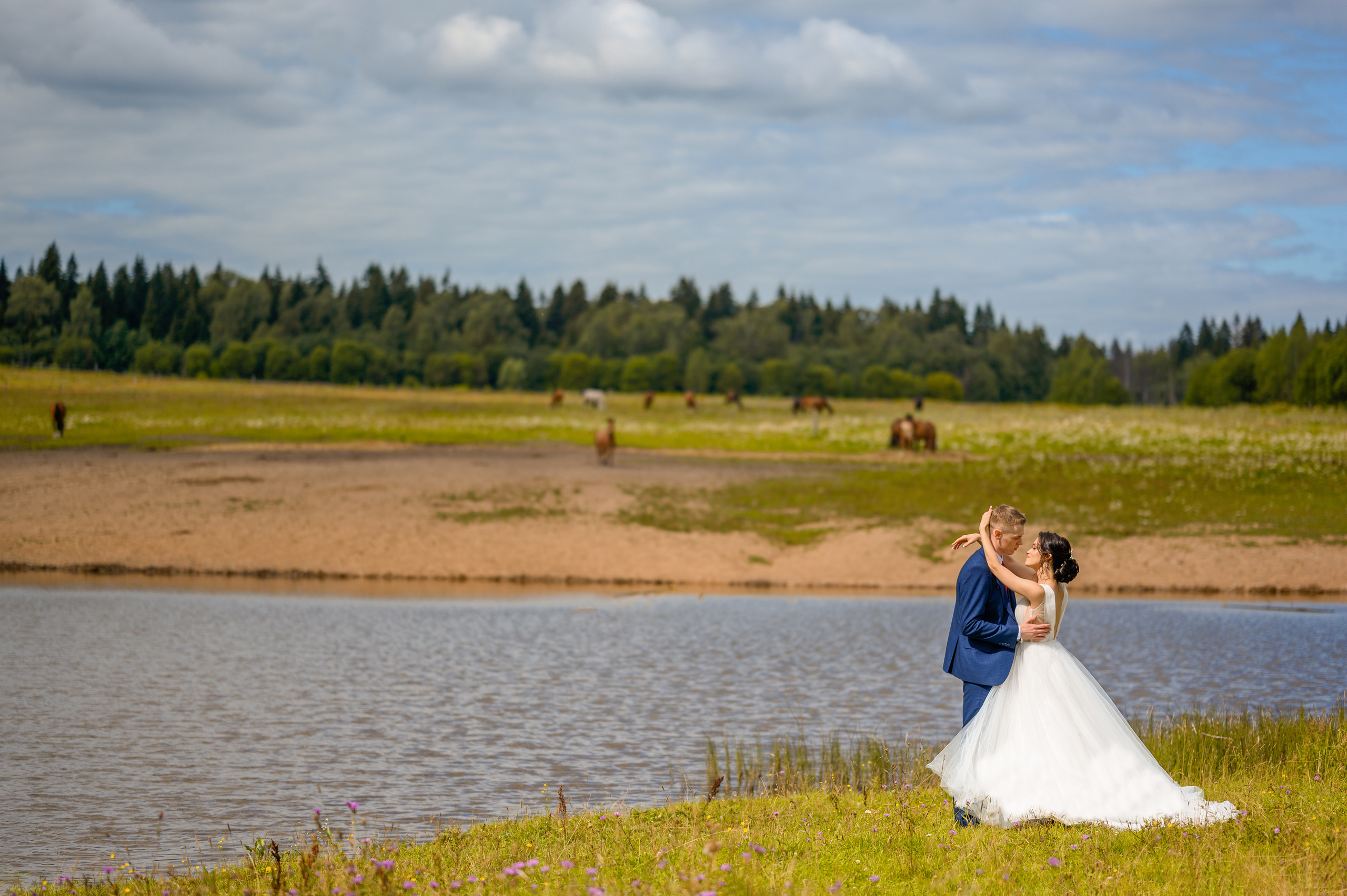 Прогулка в поле, свадьба в поле, прогулка лошади. Семейный и контент фотограф в Москве Alira