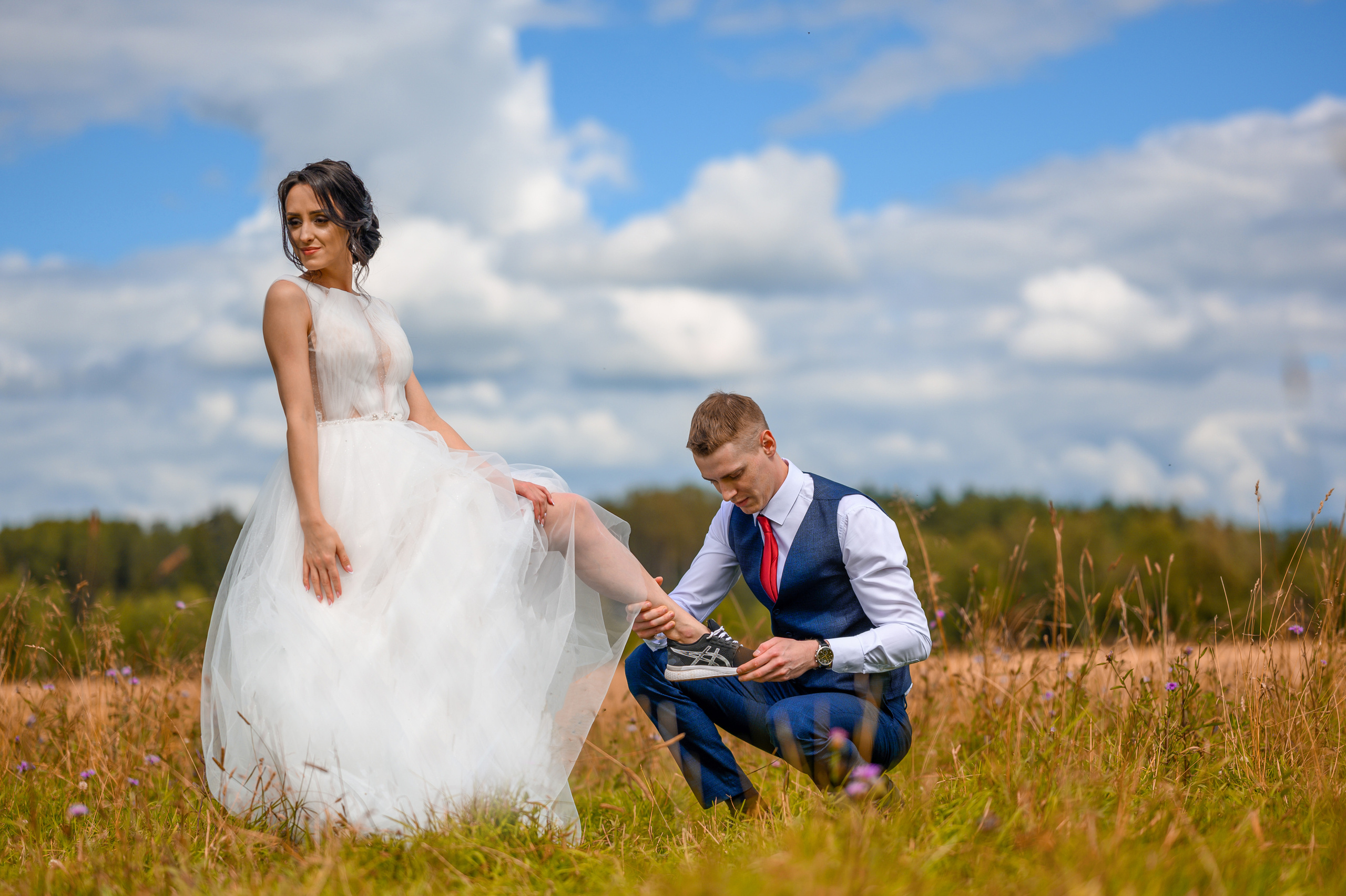 Прогулка в поле, свадьба в поле, прогулка лошади. Семейный и контент фотограф в Москве Alira