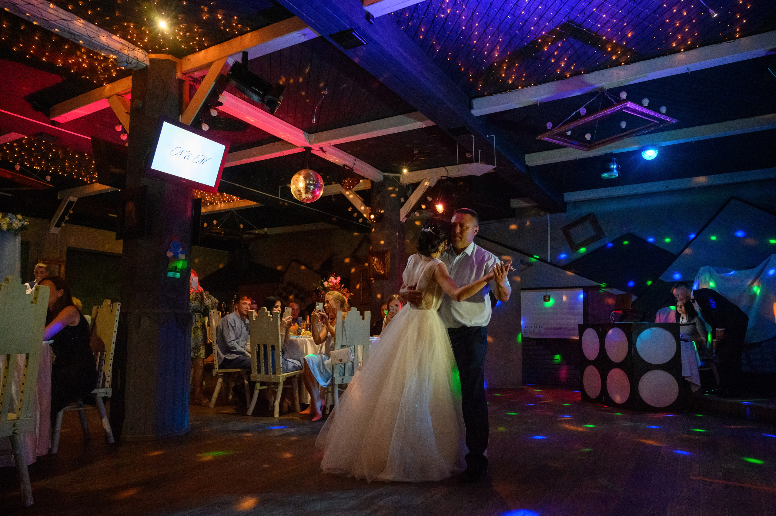 Прогулка в поле, свадьба в поле, прогулка лошади. Семейный и контент фотограф в Москве Alira