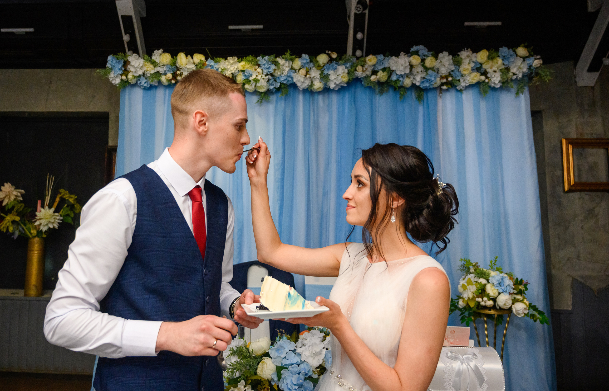 Прогулка в поле, свадьба в поле, прогулка лошади. Семейный и контент фотограф в Москве Alira