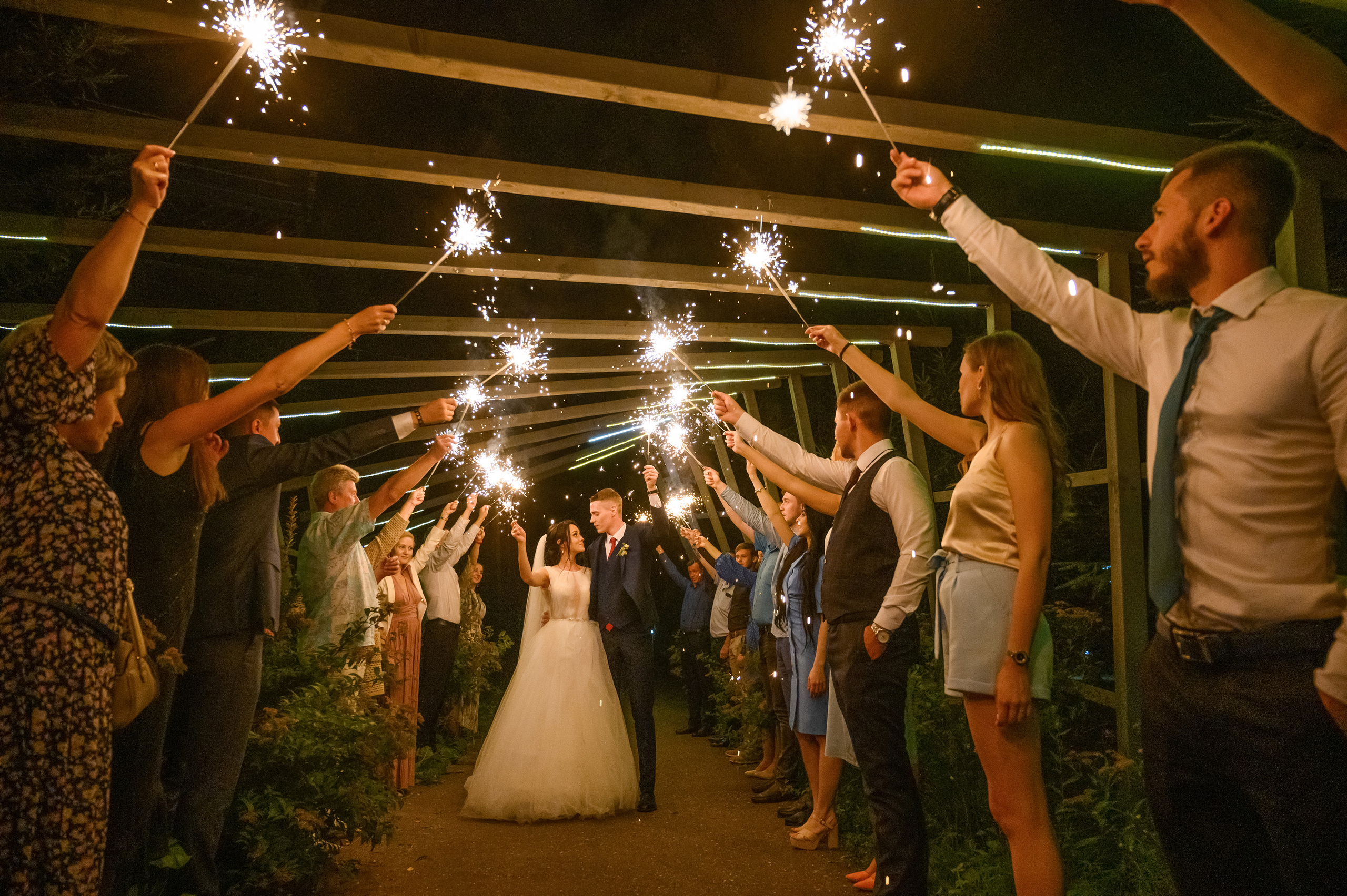 Прогулка в поле, свадьба в поле, прогулка лошади. Семейный и контент фотограф в Москве Alira