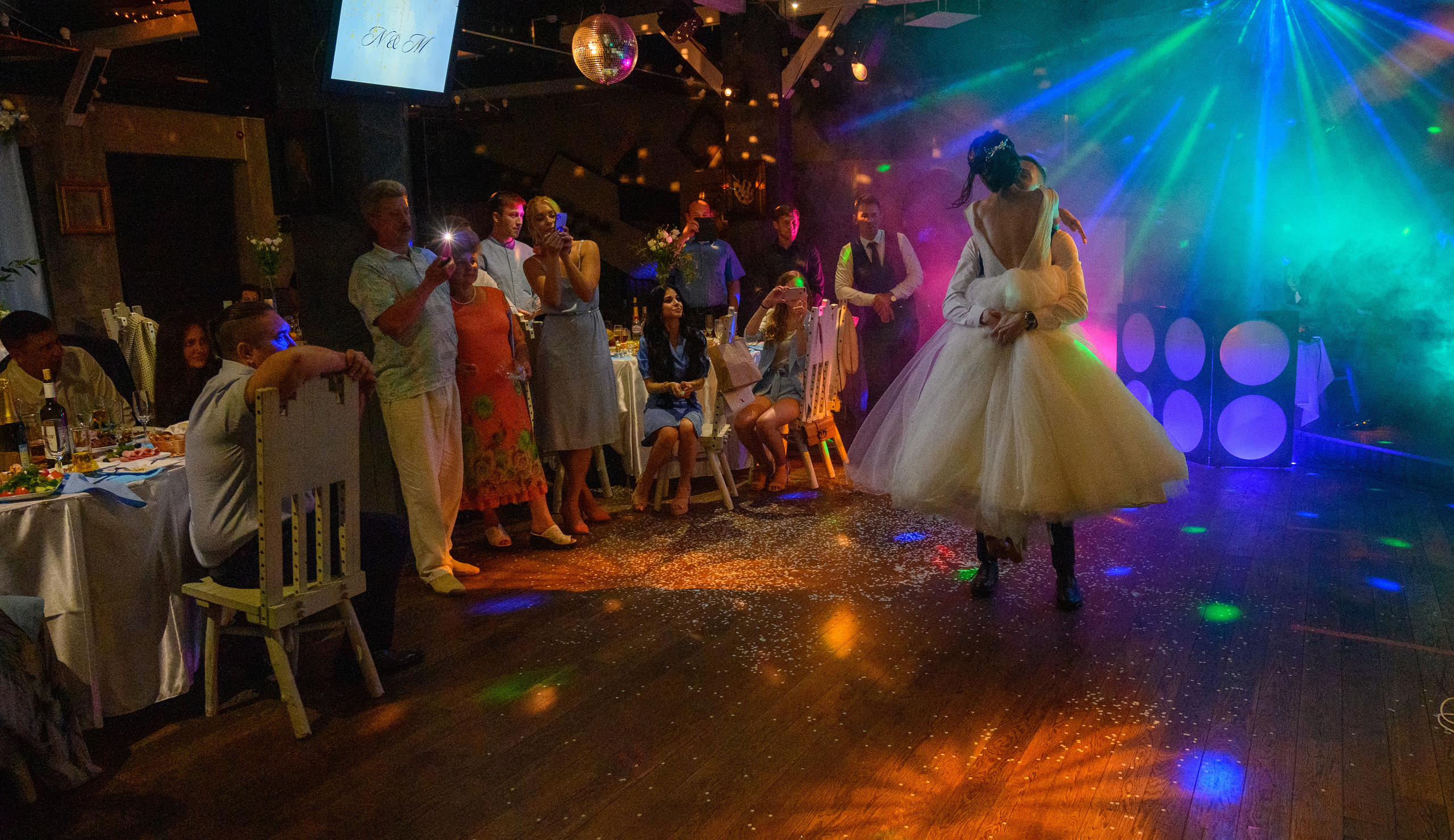 Прогулка в поле, свадьба в поле, прогулка лошади. Семейный и контент фотограф в Москве Alira