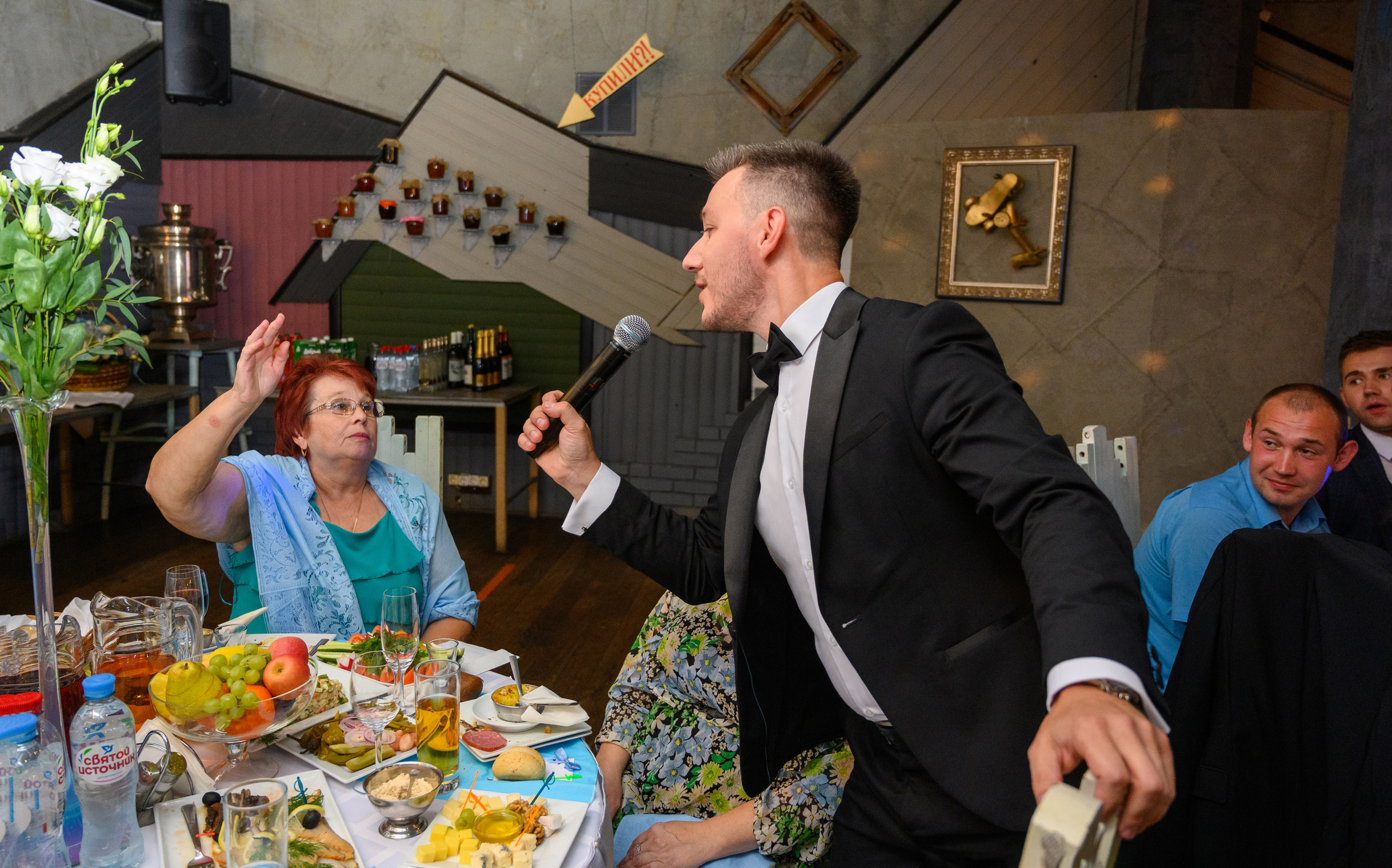 Прогулка в поле, свадьба в поле, прогулка лошади. Семейный и контент фотограф в Москве Alira